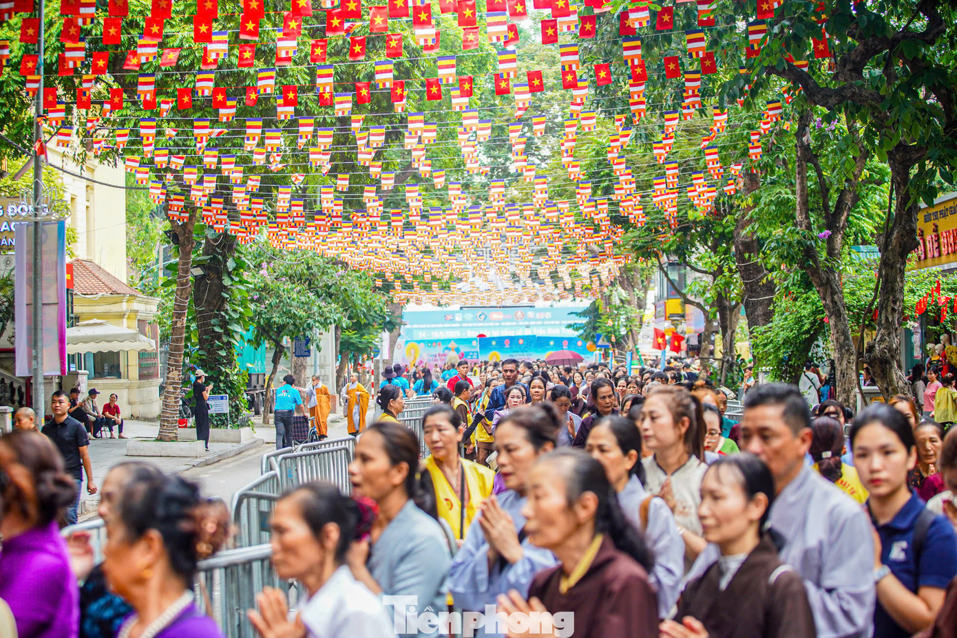 Dòng người chờ chiêm bái xá lợi Phật xếp hàng từ cổng chùa Quán Sứ kéo dài đến sân Cung hữu nghị Việt - Xô, ngã tư Trần Hưng Đạo - Dã Tượng, ngã tư Nguyễn Bỉnh Khiêm - Nguyễn Du…