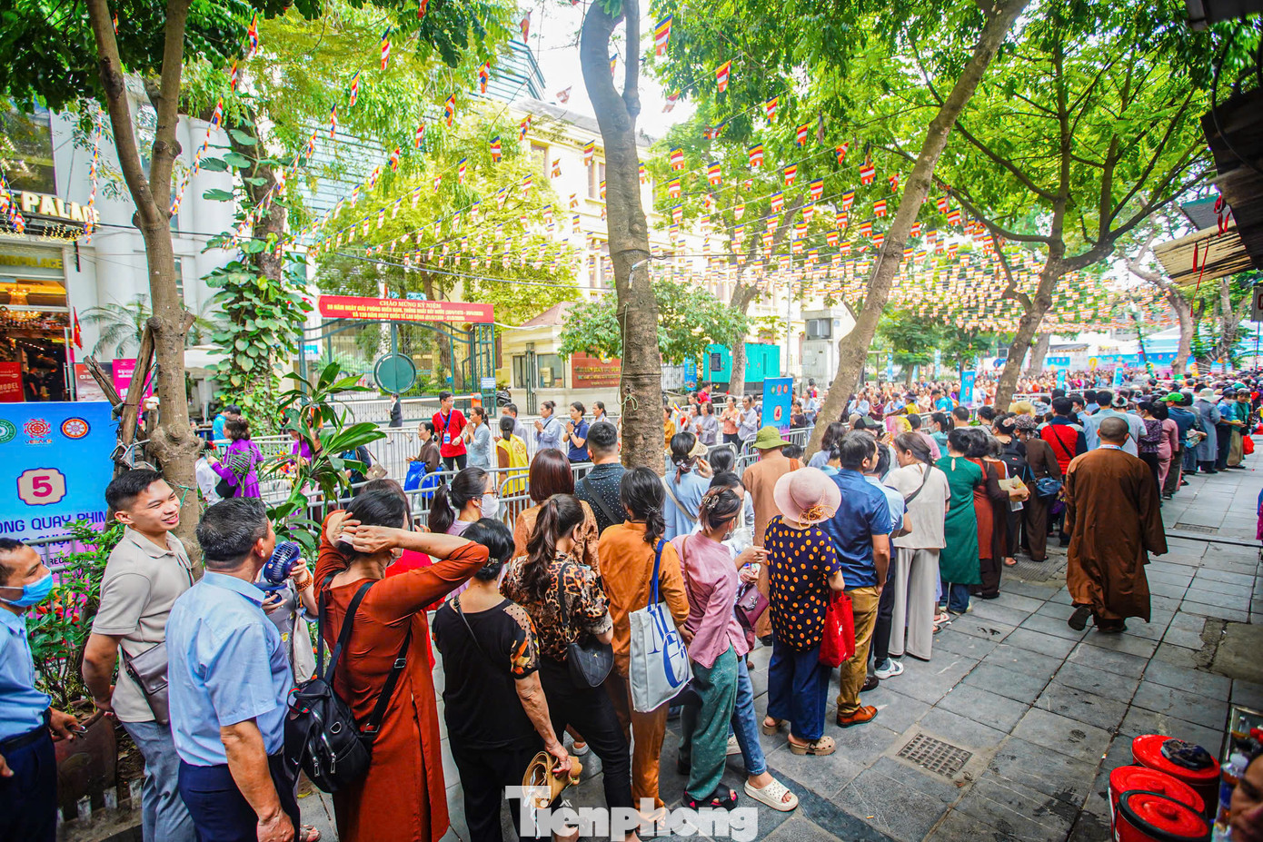 Dòng người chờ chiêm bái xá lợi Phật xếp hàng từ cổng chùa Quán Sứ kéo dài đến sân Cung hữu nghị Việt - Xô, ngã tư Trần Hưng Đạo - Dã Tượng, ngã tư Nguyễn Bỉnh Khiêm - Nguyễn Du…