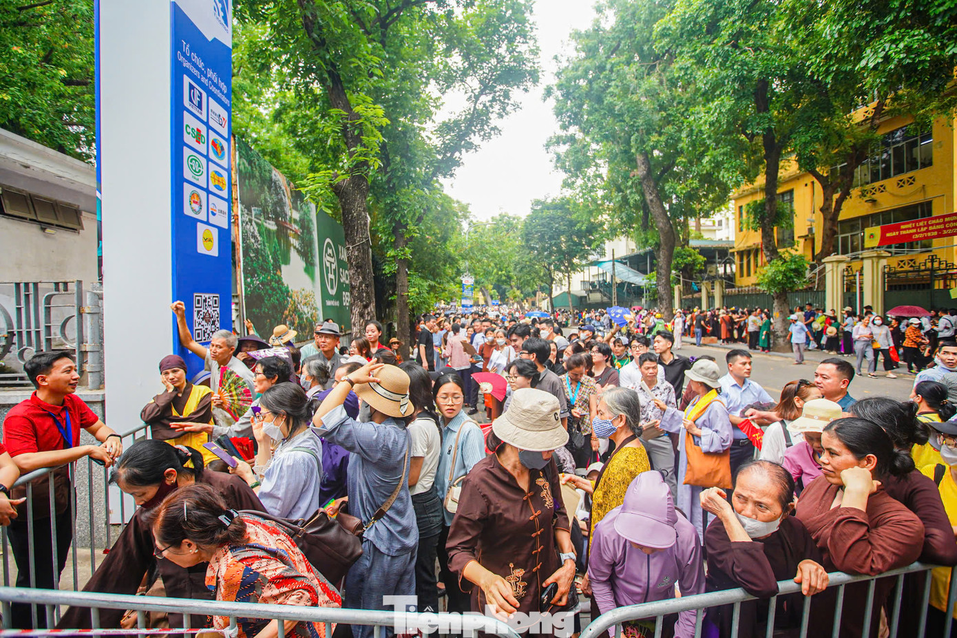 Các nẻo đường dẫn vào chùa Quán Sứ gần như đông kín người đứng đợi.