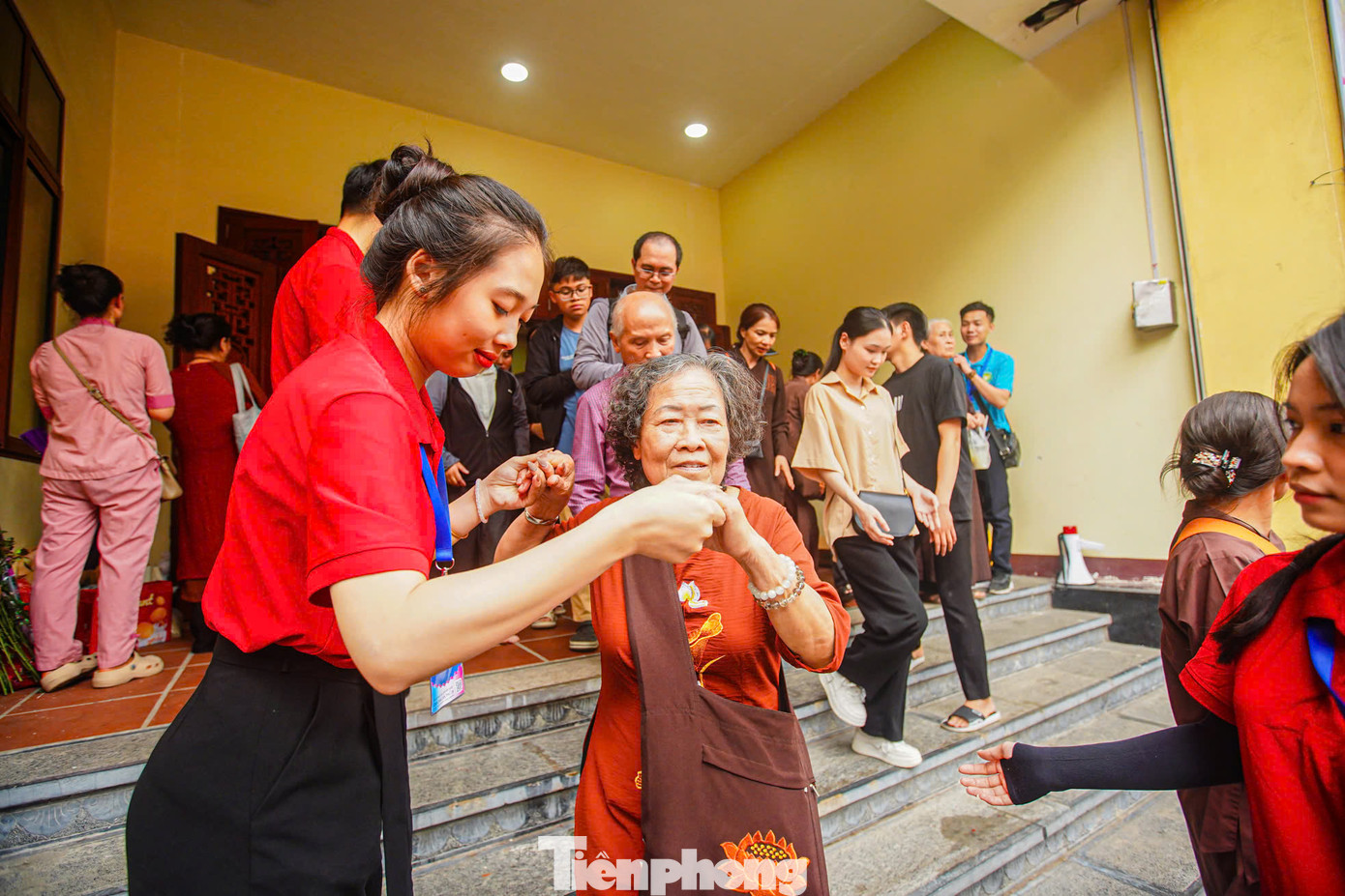 Hàng trăm tình nguyện viên được huy động trong sáng 14/5 - ngày đầu tiên chùa Quán Sứ mở cửa đón người dân vào chiêm bái xá lợi Phật. Người dân tiếp tục đến chiêm bái xá lợi Phật vào ngày 15,16/5 từ 7h đến 21h.