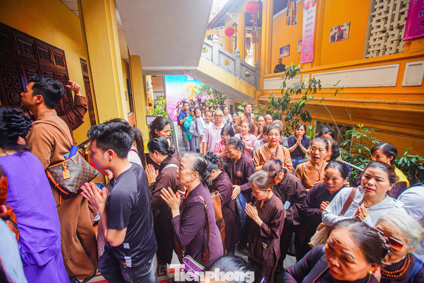 Mở cửa đón tăng ni, Phật tử, du khách thập phương đến chiêm bái xá lợi Phật, chùa Quán Sứ đón hàng nghìn lượt khách trong ngày 14/5. Số lượng khách tiến vào hội trường tầng 1 chùa Quán Sứ chưa từng vãn khách từ 7h sáng.