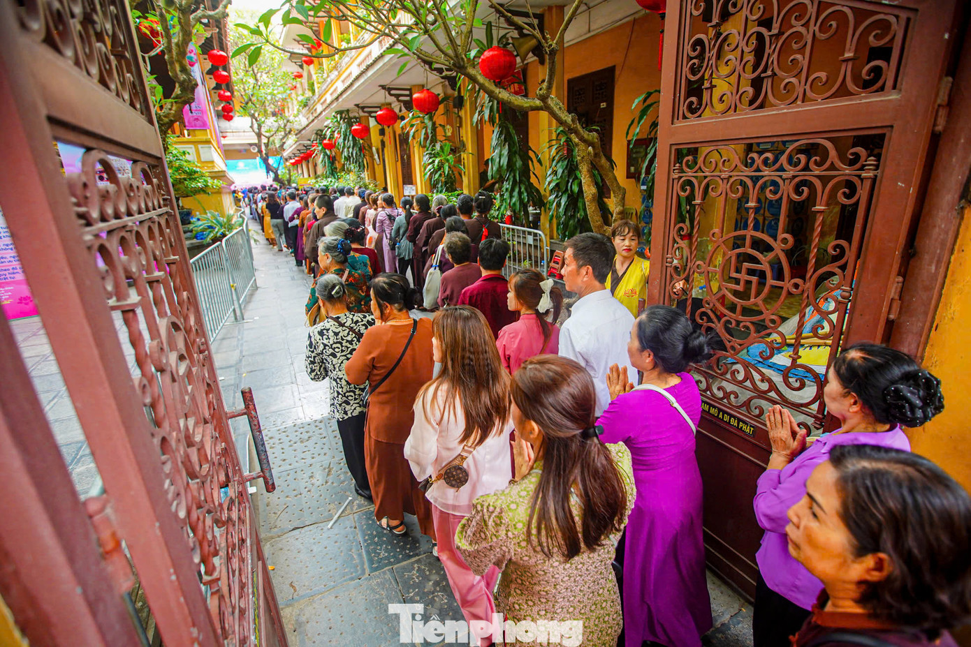 Mở cửa đón tăng ni, Phật tử, du khách thập phương đến chiêm bái xá lợi Phật, chùa Quán Sứ đón hàng nghìn lượt khách trong ngày 14/5. Số lượng khách tiến vào hội trường tầng 1 chùa Quán Sứ chưa từng vãn khách từ 7h sáng.