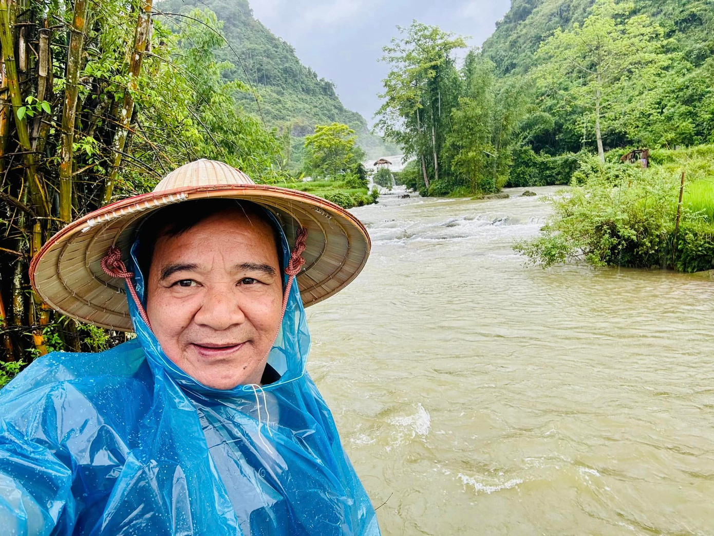 NSƯT Quang Tèo và NSƯT Chiều Xuân tại phim trường Đèn âm hồn.