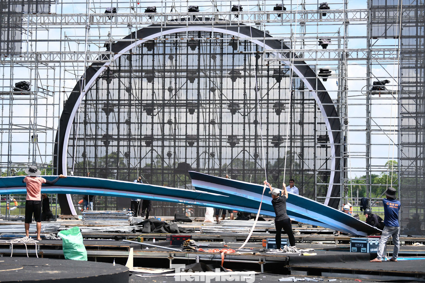 Đại diện đơn vị giám sát và thi công chung kết Hoa hậu Việt Nam 2024 cho biết đã huy động 400 nhân công thi công xuyên đêm để hoàn thiện sân khấu đúng tiến độ. Dự kiến đêm 25/6, mọi công tác chuẩn bị, lắp đặt sân khấu sẽ hoàn tất, phục vụ BTC sơ duyệt, tổng duyệt.