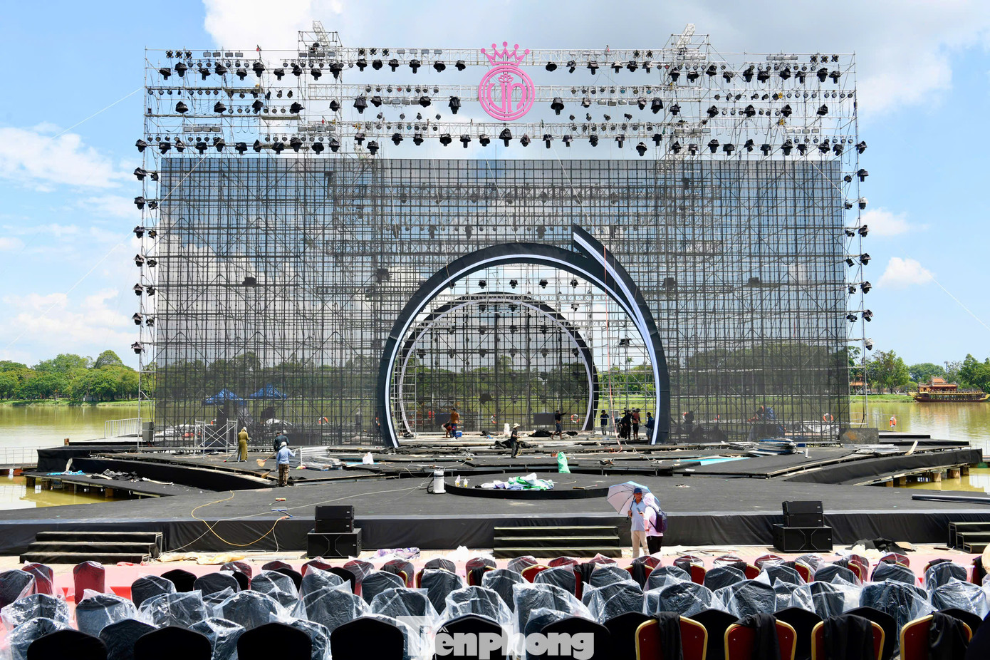 “Hoàng Thành Media đã dồn toàn bộ lực lượng, đồng thời kêu gọi sự ủng hộ từ các nhà thầu, các cơ quan quản lý, các sở, ban, ngành của TP Huế cùng chuẩn bị hạ tầng, tập kết vật liệu, lắp đặt, thi công. Đến nay, công tác thi công sân khấu đã đáp ứng được kỳ vọng của BTC”, ông Hoàng Thọ Ninh nói.