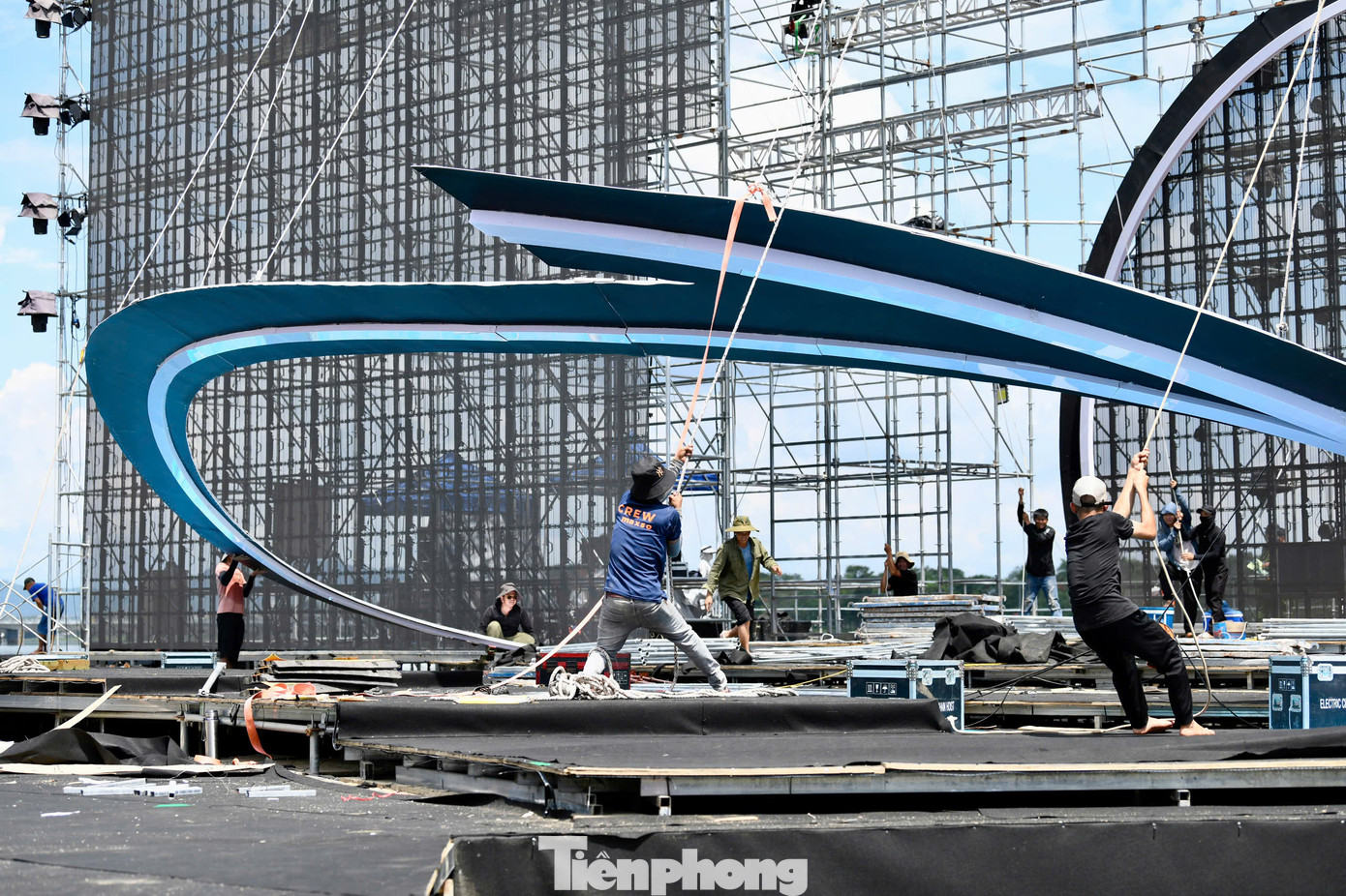 Đại diện đơn vị giám sát và thi công chung kết Hoa hậu Việt Nam 2024 cho biết đã huy động 400 nhân công thi công xuyên đêm để hoàn thiện sân khấu đúng tiến độ. Dự kiến đêm 25/6, mọi công tác chuẩn bị, lắp đặt sân khấu sẽ hoàn tất, phục vụ BTC sơ duyệt, tổng duyệt.