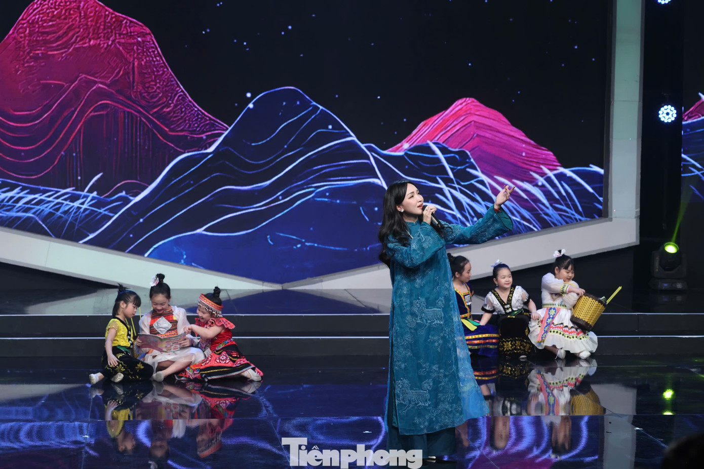 Tiết mục tiếp theo trong lễ trao giải là ca khúc mashup Đánh cắp mặt trời - Em bé Việt Nam do rapper Double 2T, Cao Thanh Thảo My và bé Xệ Xệ biểu diễn.