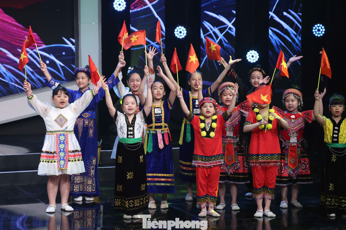 Đến với chương trình, rapper Double2T cũng mang âm hưởng ấy để lan toả giá trị tích cực về tinh thần tình nguyện, hướng đến cộng động của một người trẻ. Ngay trên sân khấu lúc này, dự án mang điện về bản của Double2T đã được ghi nhận bởi sự thay đổi tích cực.