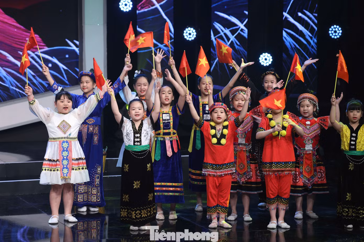 Đến với chương trình, rapper Double2T cũng mang âm hưởng ấy để lan toả giá trị tích cực về tinh thần tình nguyện, hướng đến cộng động của một người trẻ. Ngay trên sân khấu lúc này, dự án mang điện về bản của Double2T đã được ghi nhận bởi sự thay đổi tích cực.