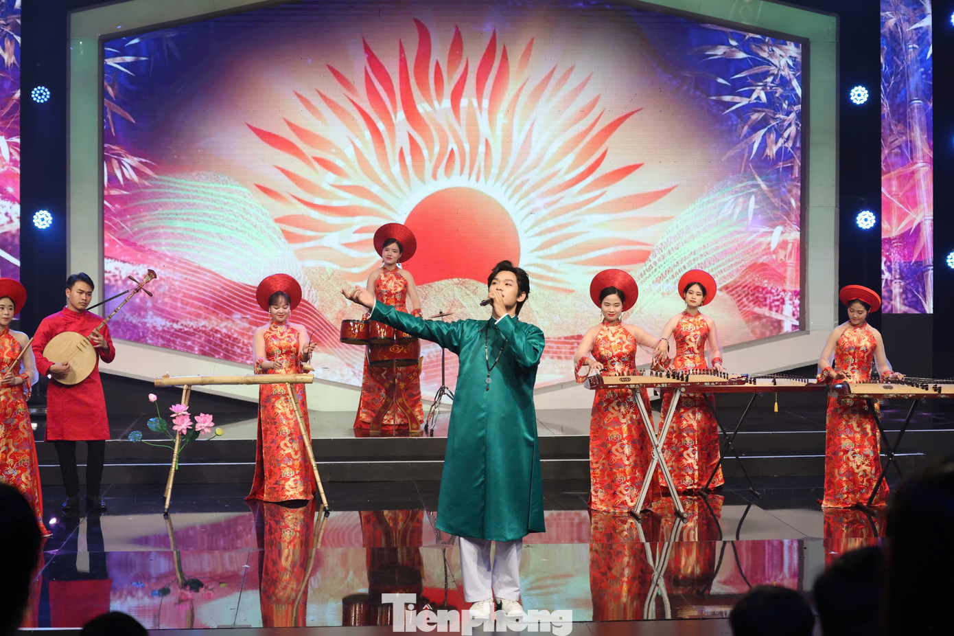 Lễ trao giải thưởng Gương mặt trẻ Việt Nam tiêu biểu năm 2024 được tổ chức ngày 23/3 tại Hà Nội. Giải thưởng được trao hằng năm vào dịp kỷ niệm Ngày thành lập Đoàn TNCS Hồ Chí Minh (26/3), nhằm tôn vinh những thanh niên tiêu biểu không quá 35 tuổi, có thành tích xuất sắc trong nhiều lĩnh vực: Học tập, Nghiên cứu khoa học - Sáng tạo, Lao động sản xuất, Kinh doanh - Khởi nghiệp, Quốc phòng, An ninh trật tự, Thể dục thể thao, Hoạt động xã hội, Văn hóa nghệ thuật, và Quản lý hành chính Nhà nước.