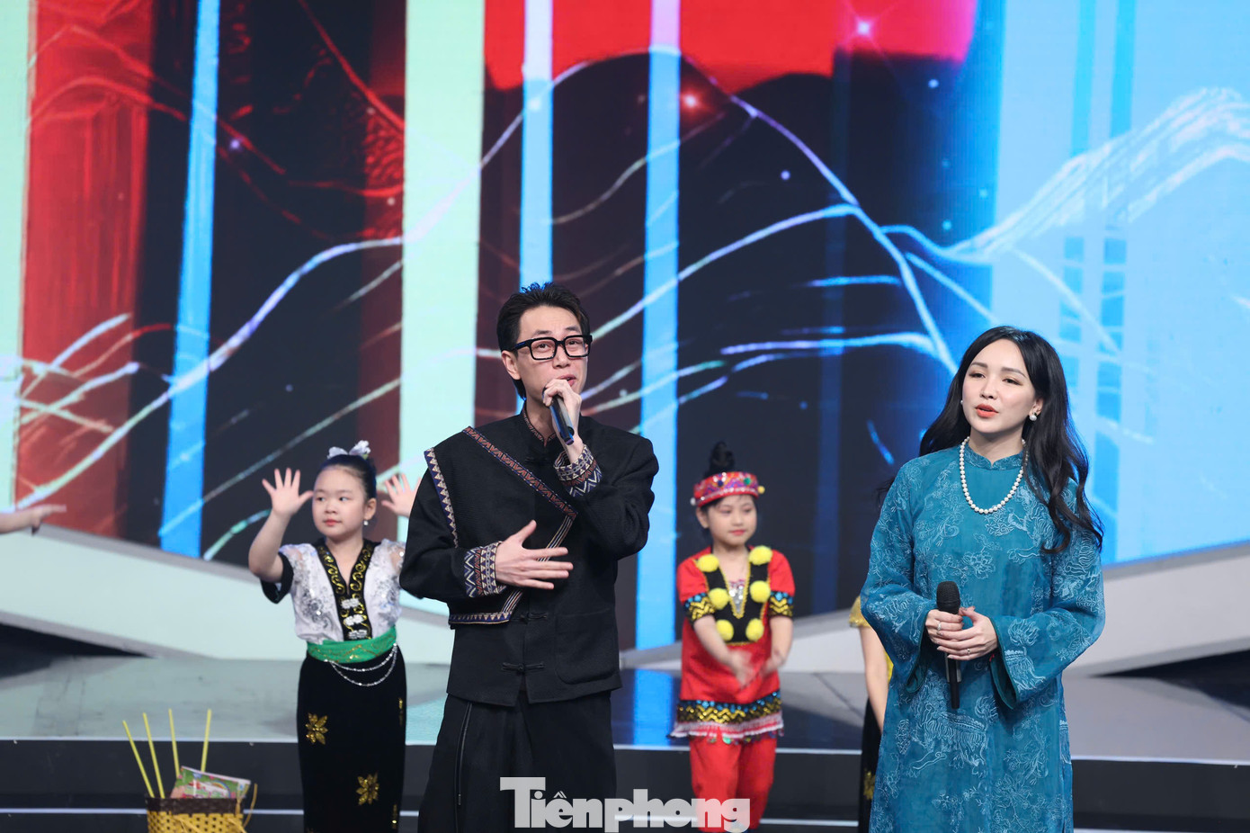 Đến với chương trình, rapper Double2T cũng mang âm hưởng ấy để lan toả giá trị tích cực về tinh thần tình nguyện, hướng đến cộng động của một người trẻ. Ngay trên sân khấu lúc này, dự án mang điện về bản của Double2T đã được ghi nhận bởi sự thay đổi tích cực.