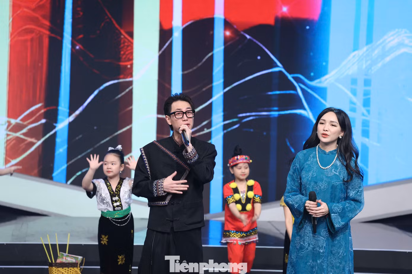 Đến với chương trình, rapper Double2T cũng mang âm hưởng ấy để lan toả giá trị tích cực về tinh thần tình nguyện, hướng đến cộng động của một người trẻ. Ngay trên sân khấu lúc này, dự án mang điện về bản của Double2T đã được ghi nhận bởi sự thay đổi tích cực.