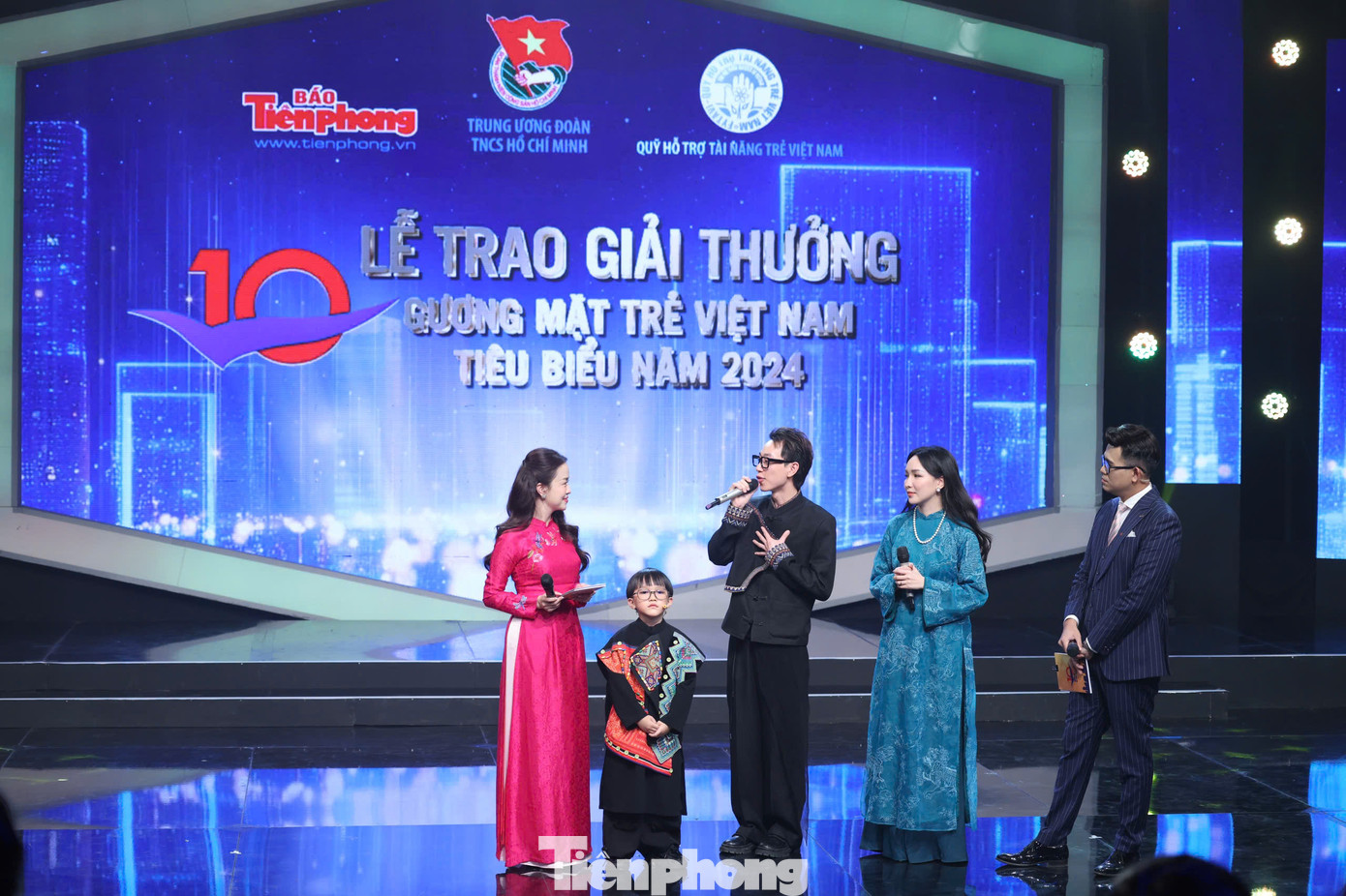 “Từ khi có điện, chúng con chăm chỉ học bài hơn, được xem ti vi và biết thêm nhiều điều mới mẻ…”. Đó là chia sẻ của các em nhỏ dân tộc bản Khuôn Khặt, huyện Lâm Bình, tỉnh Tuyên Quang. Mỗi em đã khoe tấm giấy khen học sinh giỏi của mình, khoe với các anh chị nghệ sĩ. Nhờ có điện về bản, năm nay các học tập tốt hơn, ham học và thích đến trường. Xúc động, tự hào, Double 2T luôn tin rằng, trong thời gian tới sẽ góp sức nhỏ nhoi để thay đổi quê hương mình, đất nước mình.