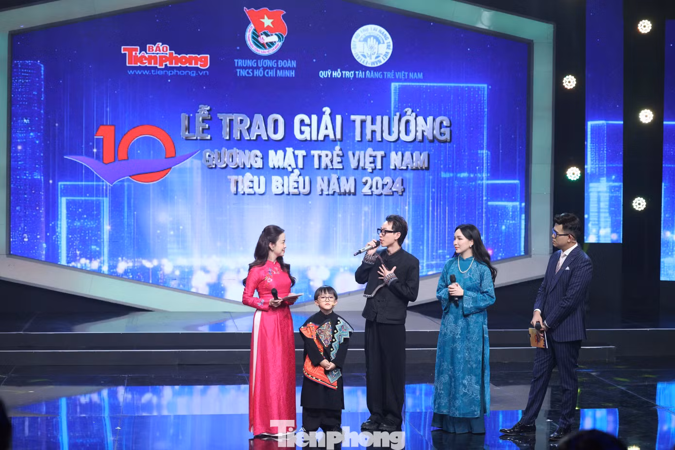“Từ khi có điện, chúng con chăm chỉ học bài hơn, được xem ti vi và biết thêm nhiều điều mới mẻ…”. Đó là chia sẻ của các em nhỏ dân tộc bản Khuôn Khặt, huyện Lâm Bình, tỉnh Tuyên Quang. Mỗi em đã khoe tấm giấy khen học sinh giỏi của mình, khoe với các anh chị nghệ sĩ. Nhờ có điện về bản, năm nay các học tập tốt hơn, ham học và thích đến trường. Xúc động, tự hào, Double 2T luôn tin rằng, trong thời gian tới sẽ góp sức nhỏ nhoi để thay đổi quê hương mình, đất nước mình.