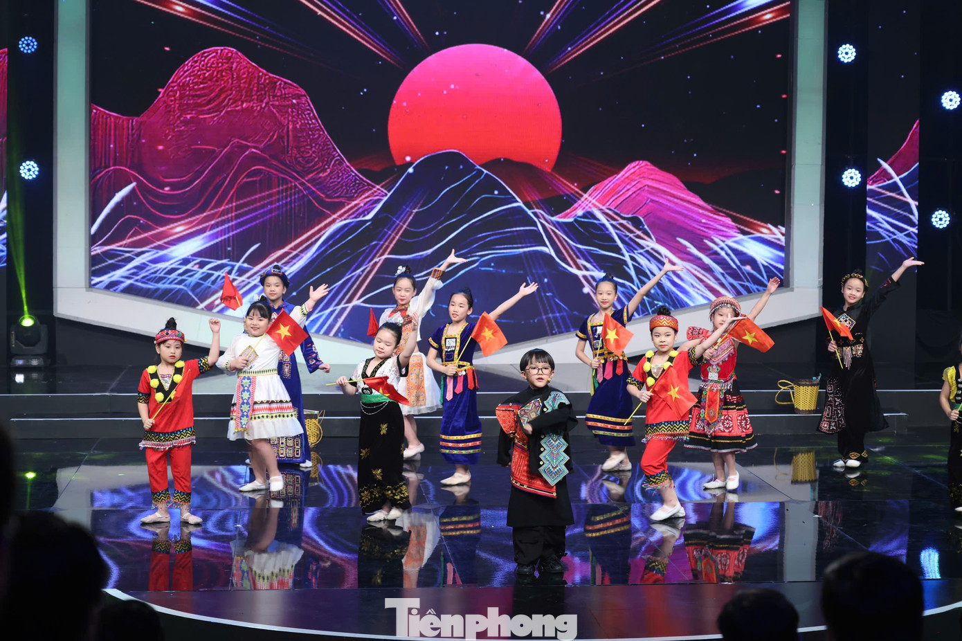 Đến với chương trình, rapper Double2T cũng mang âm hưởng ấy để lan toả giá trị tích cực về tinh thần tình nguyện, hướng đến cộng động của một người trẻ. Ngay trên sân khấu lúc này, dự án mang điện về bản của Double2T đã được ghi nhận bởi sự thay đổi tích cực.