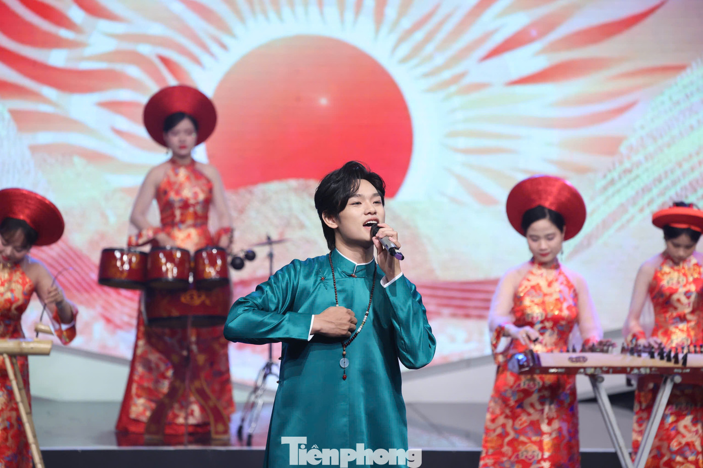 Ca khúc Thịnh vượng Việt Nam sáng ngời do ca sĩ Bùi Trường Linh và dàn nhạc dân tộc thể hiện mở đầu lễ trao giải thưởng. Thịnh vượng Việt Nam sáng ngời do Bùi Trường Linh sáng tác, lần đầu thể hiện trong chương trình Bài hát hay nhất phiên bản Big song big deal năm 2022. Ca khúc nhanh chóng gây ấn tượng với giai điệu nhẹ nhàng, lời ca thấm đẫm tinh thần yêu nước.