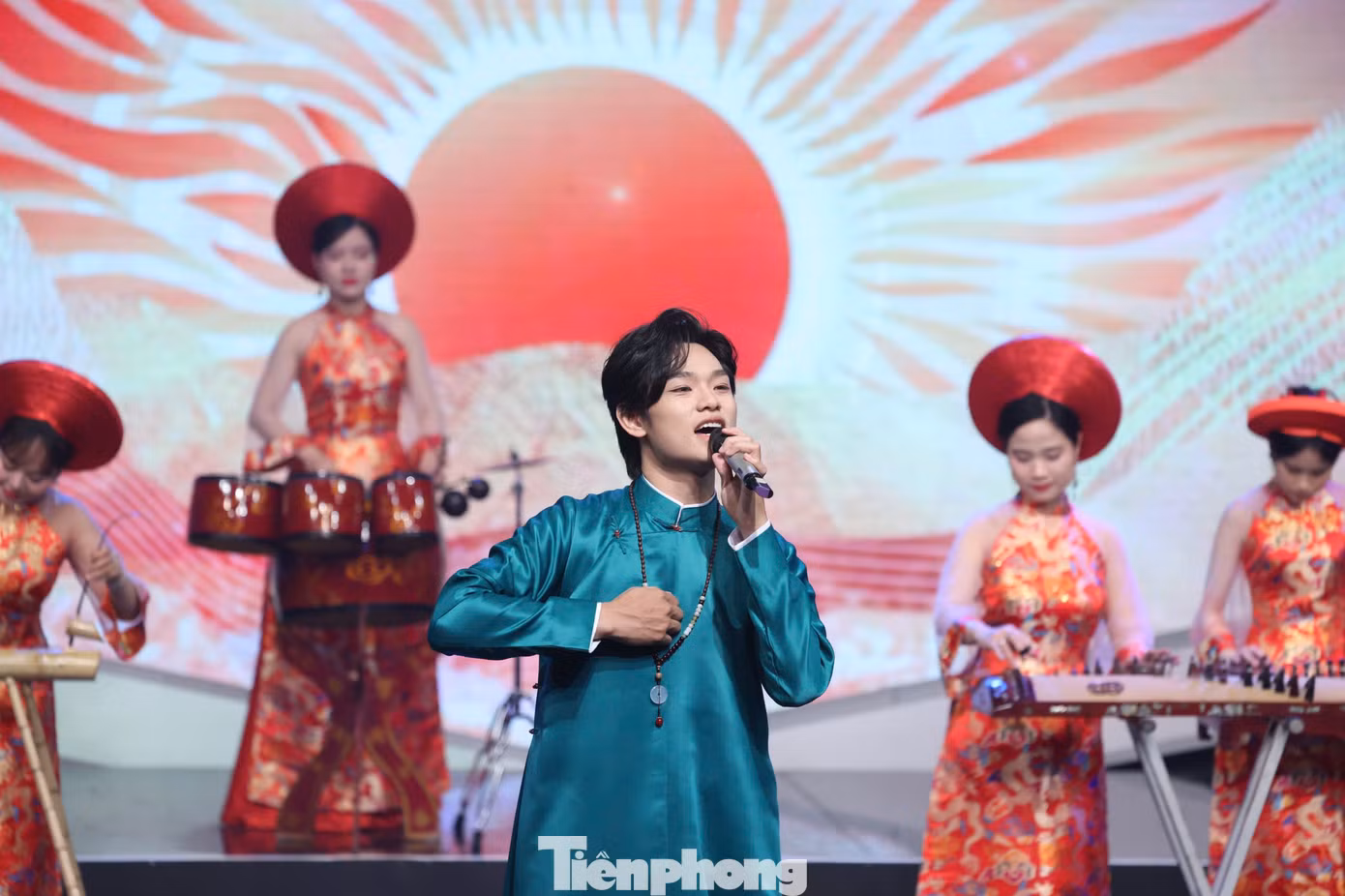 Ca khúc Thịnh vượng Việt Nam sáng ngời do ca sĩ Bùi Trường Linh và dàn nhạc dân tộc thể hiện mở đầu lễ trao giải thưởng. Thịnh vượng Việt Nam sáng ngời do Bùi Trường Linh sáng tác, lần đầu thể hiện trong chương trình Bài hát hay nhất phiên bản Big song big deal năm 2022. Ca khúc nhanh chóng gây ấn tượng với giai điệu nhẹ nhàng, lời ca thấm đẫm tinh thần yêu nước.