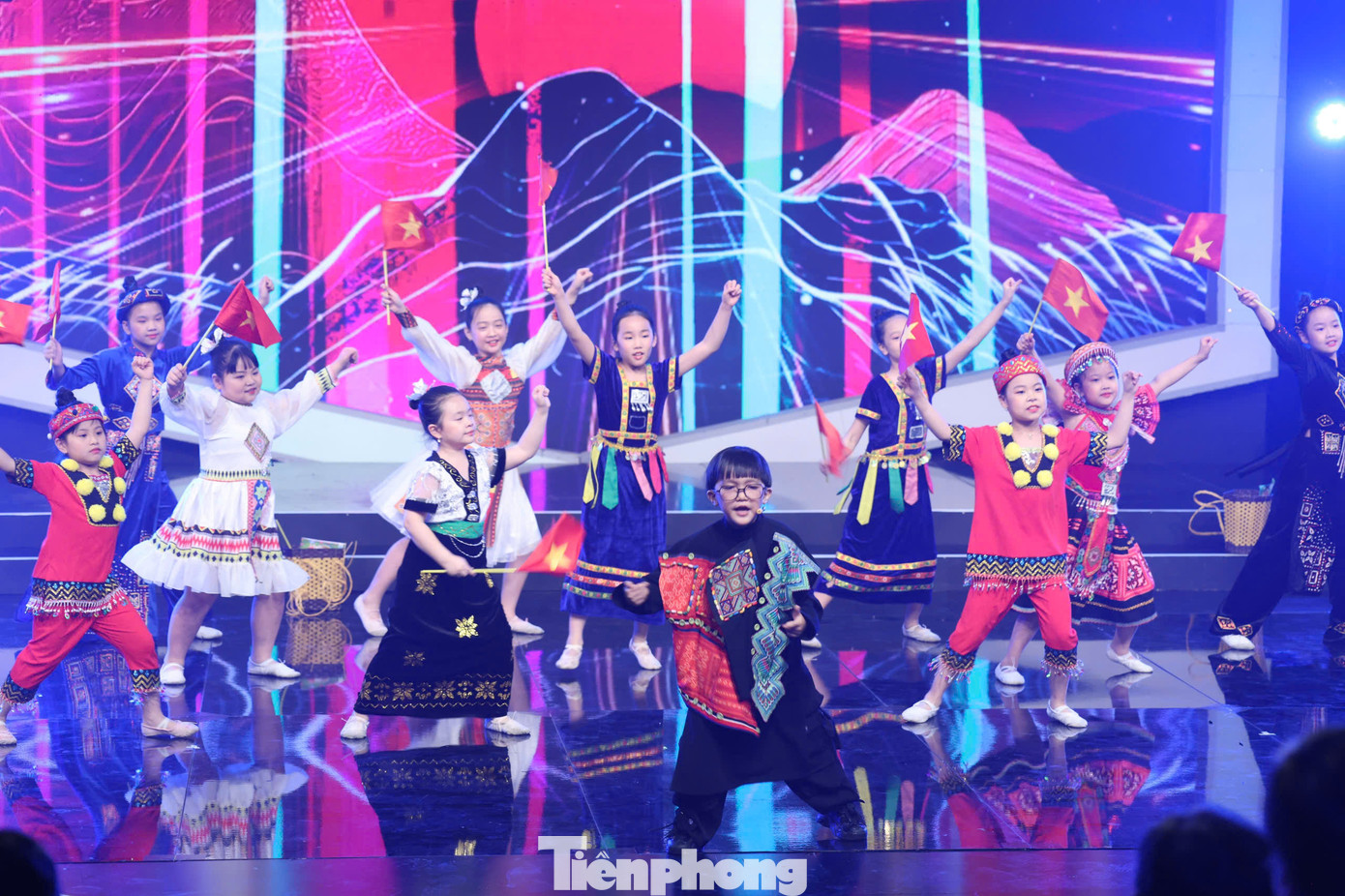 Đến với chương trình, rapper Double2T cũng mang âm hưởng ấy để lan toả giá trị tích cực về tinh thần tình nguyện, hướng đến cộng động của một người trẻ. Ngay trên sân khấu lúc này, dự án mang điện về bản của Double2T đã được ghi nhận bởi sự thay đổi tích cực.