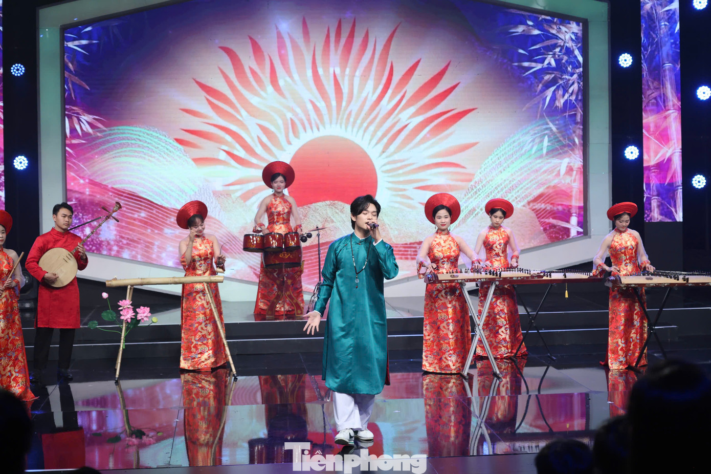 Lời ca của Thịnh vượng Việt Nam sáng ngời như kể lại câu chuyện lịch sử Việt Nam từ khi Nam Quốc Sơn Hà ra đời cho đến khi Chủ tịch Hồ Chí Minh đọc bản Tuyên ngôn độc lập.