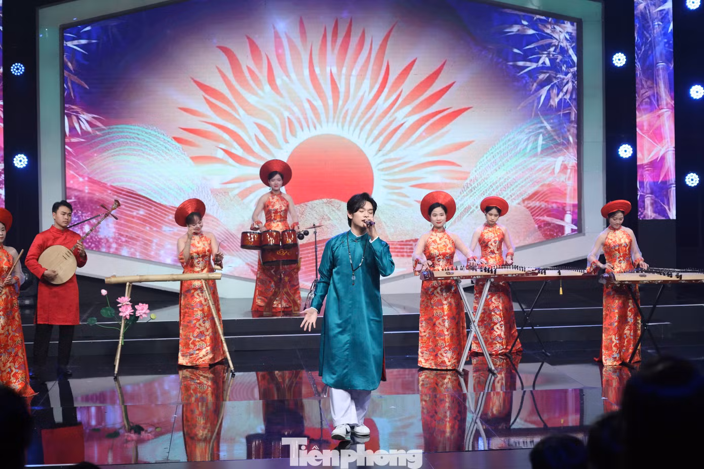 Lời ca của Thịnh vượng Việt Nam sáng ngời như kể lại câu chuyện lịch sử Việt Nam từ khi Nam Quốc Sơn Hà ra đời cho đến khi Chủ tịch Hồ Chí Minh đọc bản Tuyên ngôn độc lập.