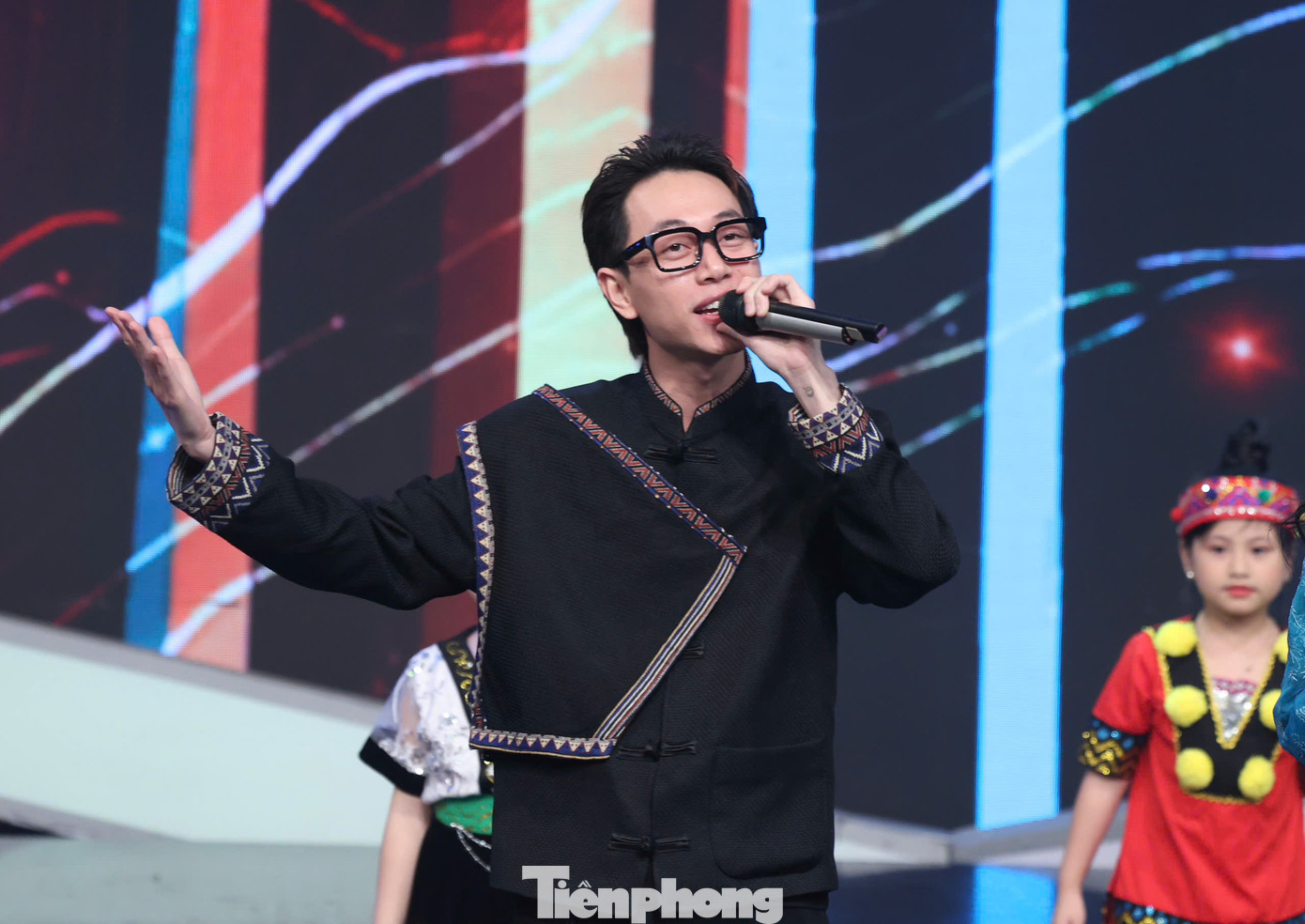 Đánh cắp mặt trời gắn với dự án mang điện về bản Khuôn Khặt, huyện Lâm Bình, tỉnh Tuyên Quang của rapper Double 2T. “Đánh cắp mặt trời để mang ánh sáng đến khắp muôn nơi" là lời ca trong ca khúc và cũng là hành trình nam rapper dùng âm nhạc “đánh thức” lòng nhân ái.