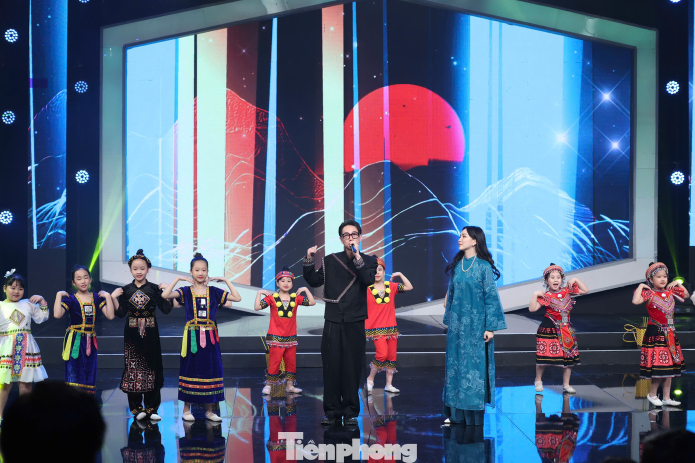 Tiết mục tiếp theo trong lễ trao giải là ca khúc mashup Đánh cắp mặt trời - Em bé Việt Nam do rapper Double 2T, Cao Thanh Thảo My và bé Xệ Xệ biểu diễn.