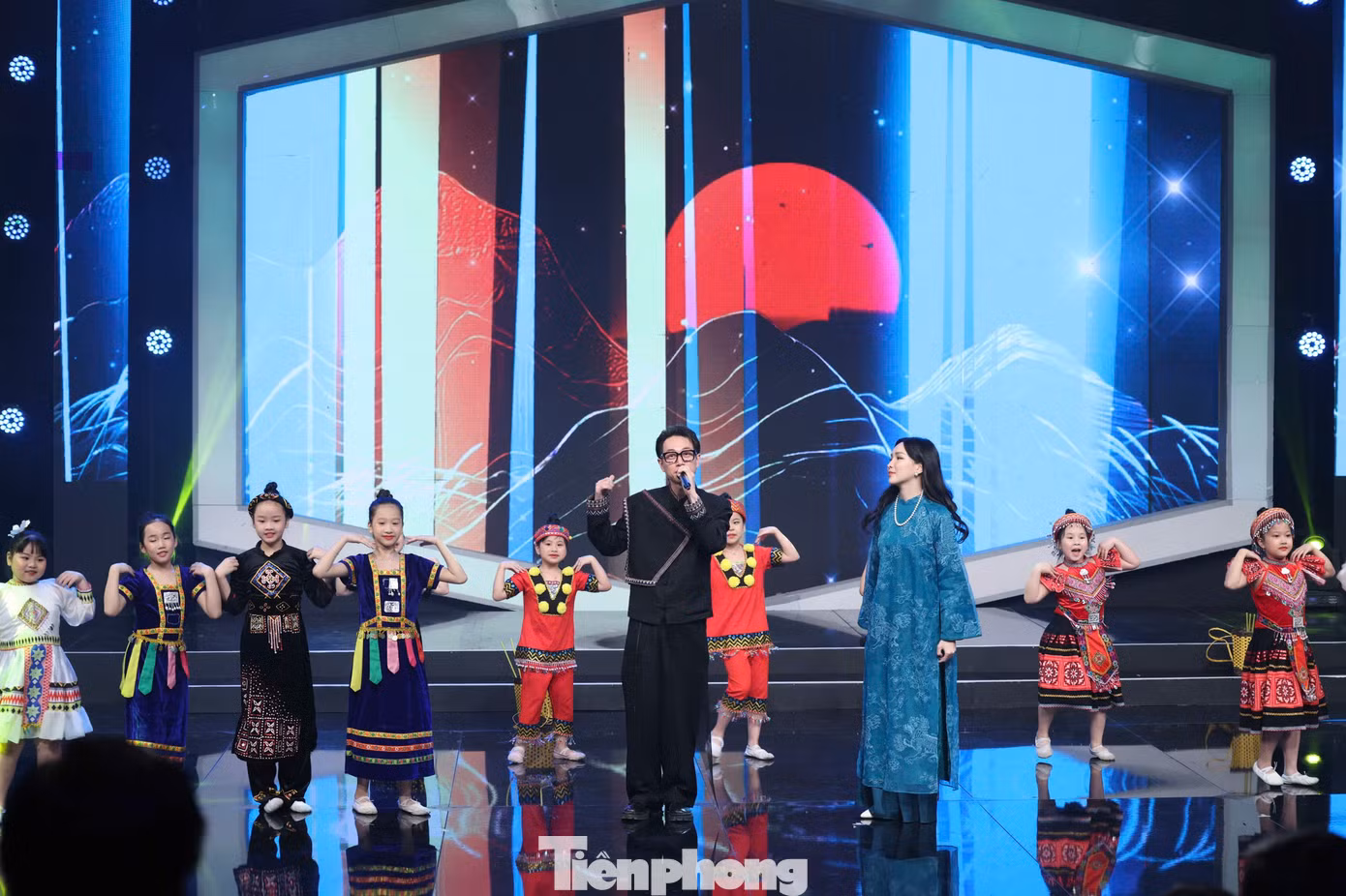 Tiết mục tiếp theo trong lễ trao giải là ca khúc mashup Đánh cắp mặt trời - Em bé Việt Nam do rapper Double 2T, Cao Thanh Thảo My và bé Xệ Xệ biểu diễn.