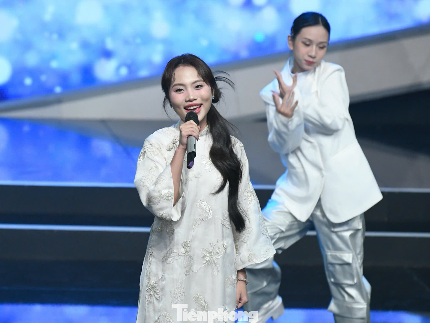 Gương mặt trẻ Việt Nam triển vọng 2024 Phương Mỹ Chi đem đến sân khấu lễ trao giải tiết mục Điều nhỏ bé phi thường.