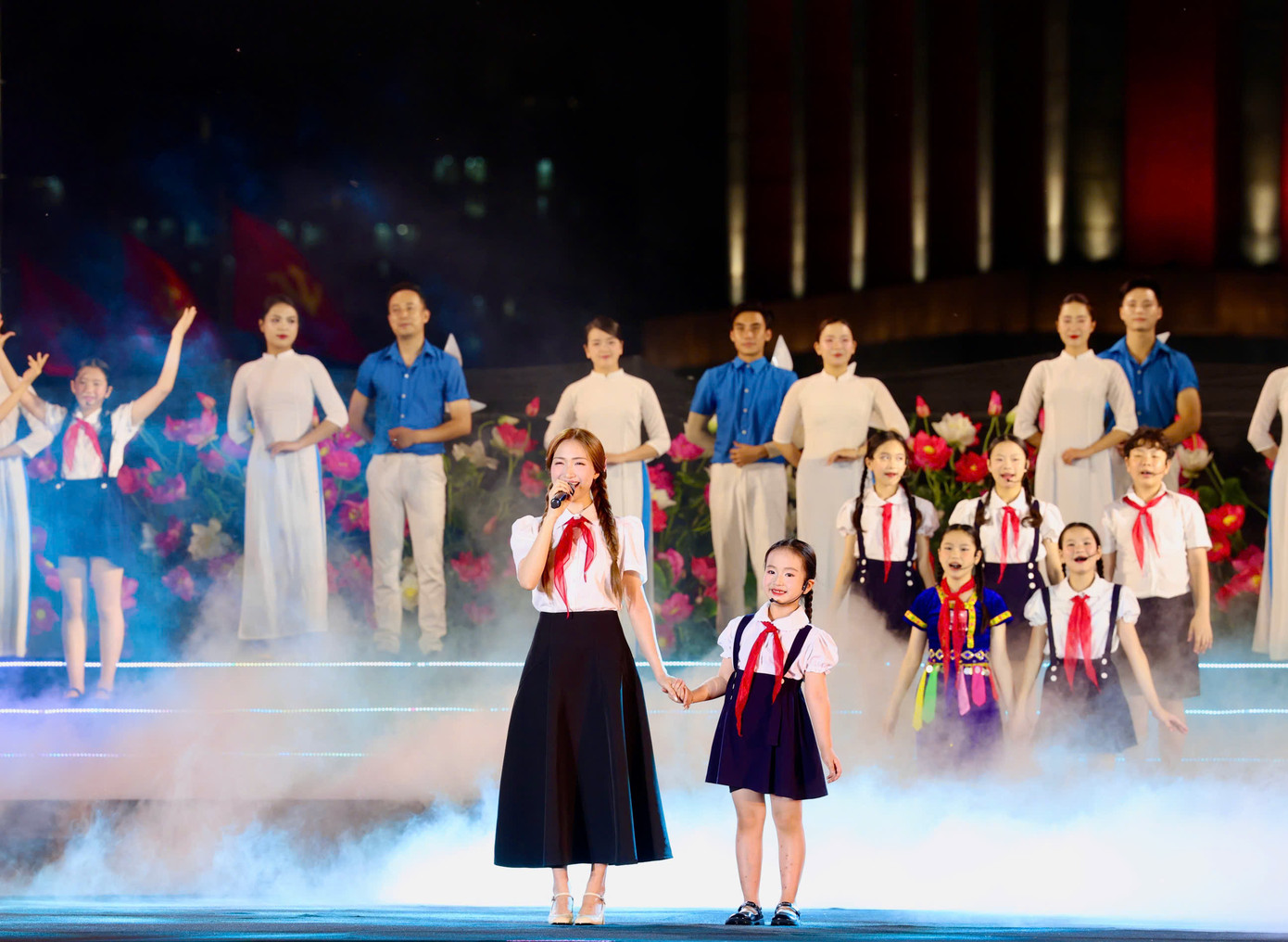 Chương trình gồm 3 trường đoạn Nguyễn Sinh Cung - Nguyễn Tất Thành, Nguyễn Ái Quốc - Hồ Chí Minh và Việt Nam! Kỷ nguyên vươn mình. Qua từng giai đoạn, hình tượng Bác Hồ hiện lên vừa gần gũi, đời thường, vừa sáng ngời phẩm chất của một vĩ nhân. Ảnh: Duy Khánh.