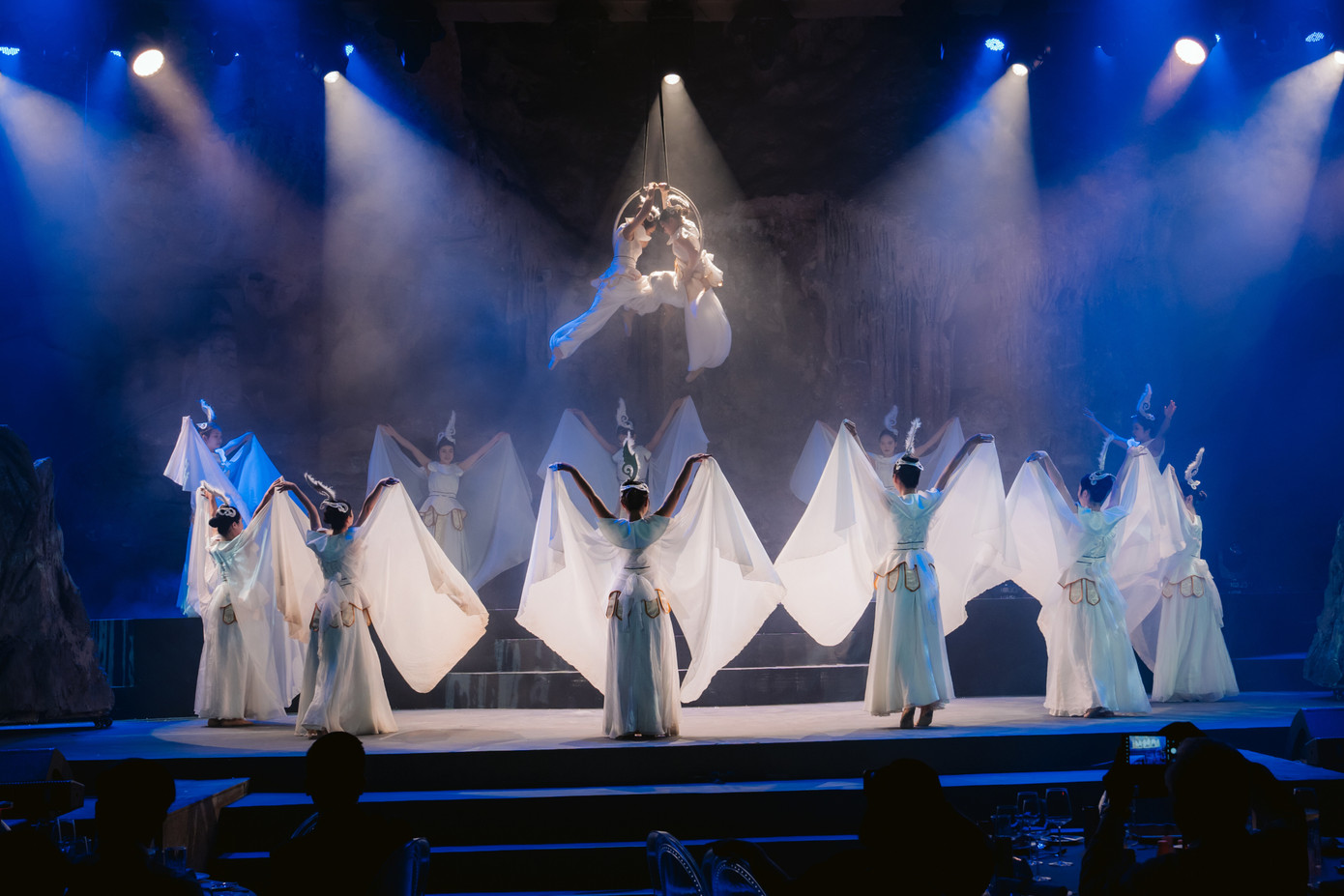 Đại diện đơn vị này cũng nhấn mạnh cam kết phát triển loại hình du lịch này theo hướng bền vững, không làm sai lệch, giảm giá trị của điểm đến này. "Chúng tôi cam kết tiếp tục hợp tác chặt chẽ với Sở VHTTDL Quảng Ninh, các cơ quan chức năng và chuyên gia để phát triển sản phẩm một cách bền vững, đảm bảo các yêu cầu về môi trường và văn hóa", ông Ngô Phước Linh nêu.