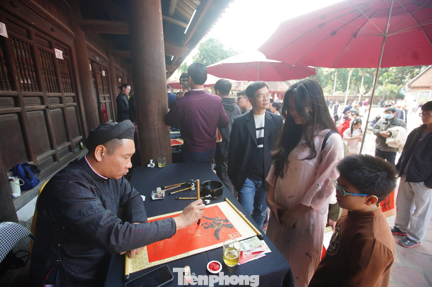 Em Đỗ Ngọc Khánh Chi - học sinh lớp 12 đến Văn Miếu - Quốc Tử Giám xin chữ "Đăng khoa" với mong muốn thi đỗ Đại học Luật. "Thời gian đợi chờ khá lâu nhưng em vẫn cố gắng đợi vì một năm chỉ có một lần xin chữ ý nghĩa nhất vào dịp năm mới. Nhiều năm nay em và gia đình đều đến xin chữ ở Văn Miếu - Quốc Tử Giám", Khánh Chi cho biết.