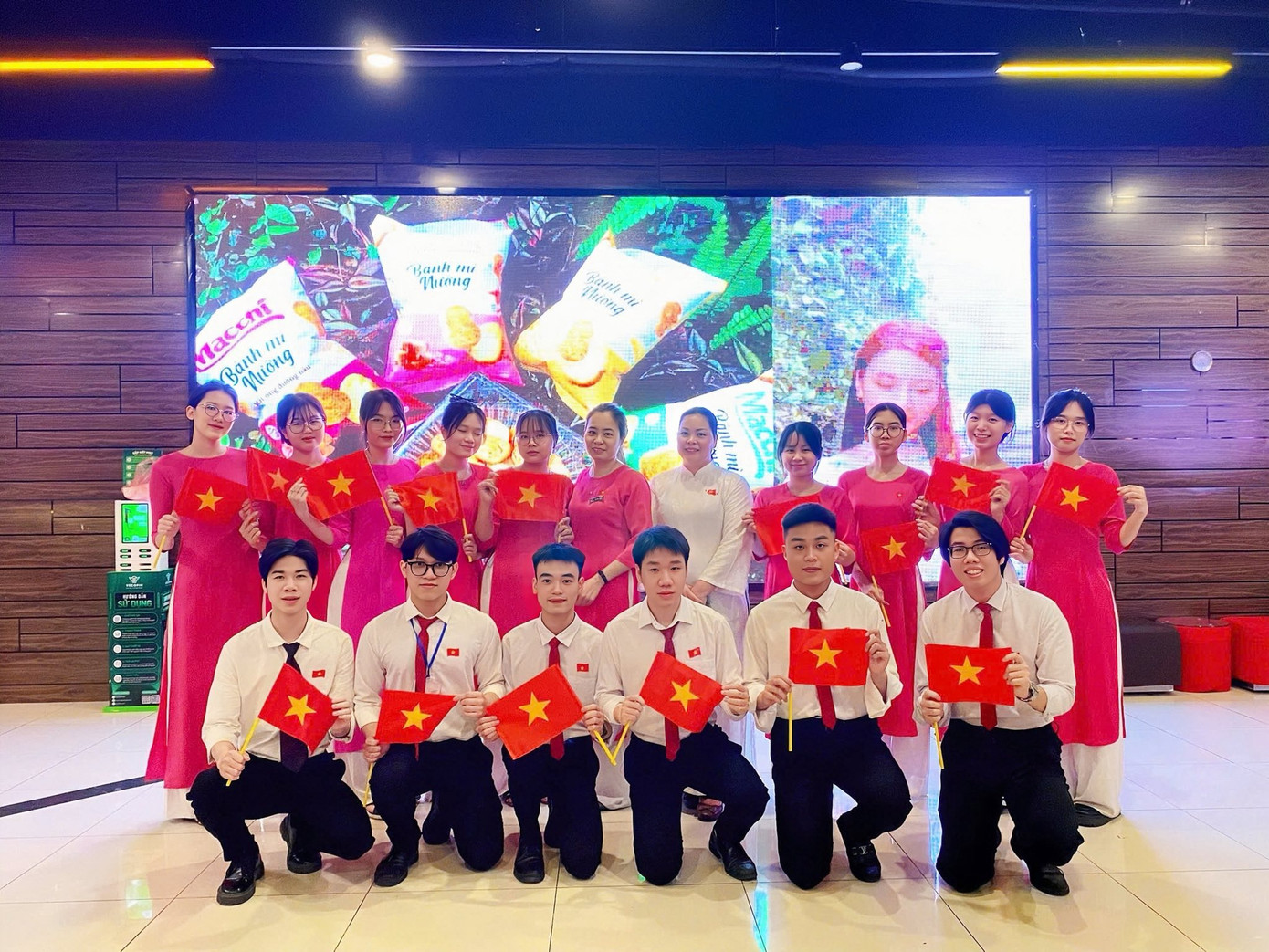 Dịp này, tại trung tâm cũng công chiếu những bộ phim thuộc đợt phim kỷ niệm 50 năm Giải phóng miền nam, thống nhất đất nước 30/4. &quot;Những phim được công chiếu trong đợt phim kỷ niệm này được khán giả săn đón, khán phòng luôn kín khán giả. Chúng tôi sắp lịch chiếu những phim này vào khung giờ đẹp, thuận tiện cho khán giả đến rạp&quot;, chị Mạc Thị Thủy nêu.