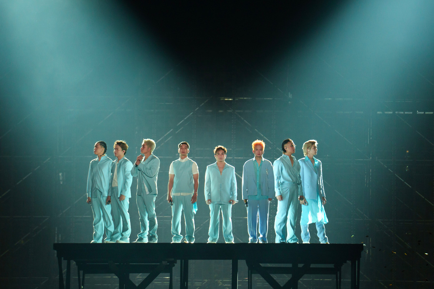 Bên cạnh những tiết mục sôi động, concert Anh trai vượt ngàn chông gai cũng đem lại những khoảnh khắc lắng đọng đầy cảm xúc trong tiết mục Ba kể con nghe - Dưới ánh đèn sân khấu - Tỉnh thức sau giấc ngủ đông, Thu hoài, Nếu một mai tôi bay lên trời... Âm nhạc, vũ đạo kết hợp với sân khấu hoạt cảnh khơi dậy sự xúc động trong lòng khán giả.