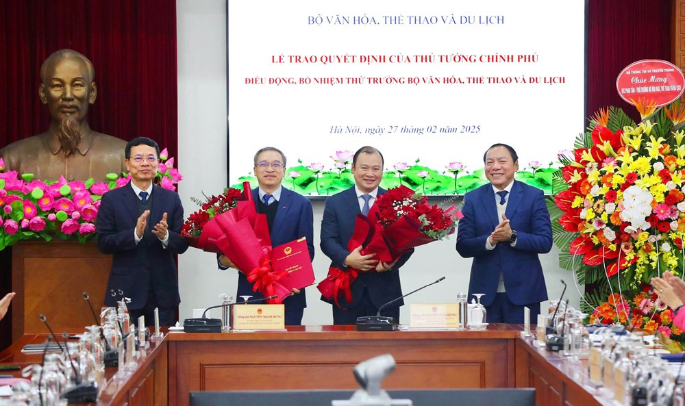 Bộ trưởng Bộ VHTTDL Nguyễn Văn Hùng và Bộ trưởng Bộ Thông tin và Truyền thông Nguyễn Mạnh Hùng trao Quyết định và tặng hoa cho hai tân Thứ trưởng. Ảnh: Trần Huấn. Bộ trưởng Bộ VHTTDL Nguyễn Văn Hùng và Bộ trưởng Bộ Thông tin và Truyền thông Nguyễn Mạnh Hùng trao Quyết định và tặng hoa cho hai tân Thứ trưởng. Ảnh: Trần Huấn.