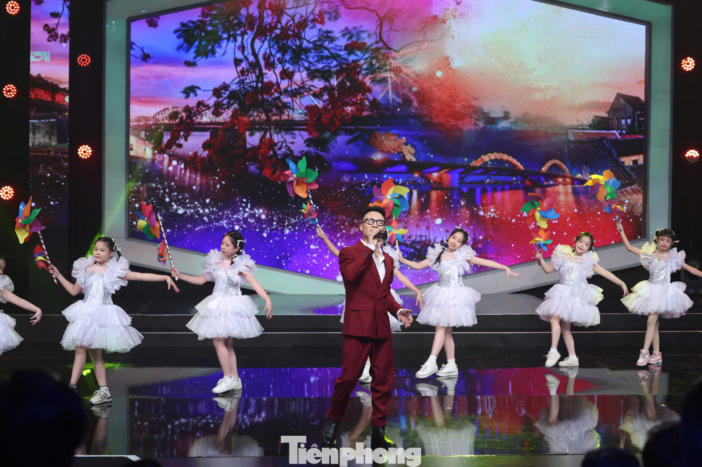 Ca sĩ Hoàng Bách và ca khúc Nụ cười Việt Nam là những tiết mục cuối cùng khép lại lễ trao giải thưởng Gương mặt trẻ Việt Nam tiêu biểu năm 2024.