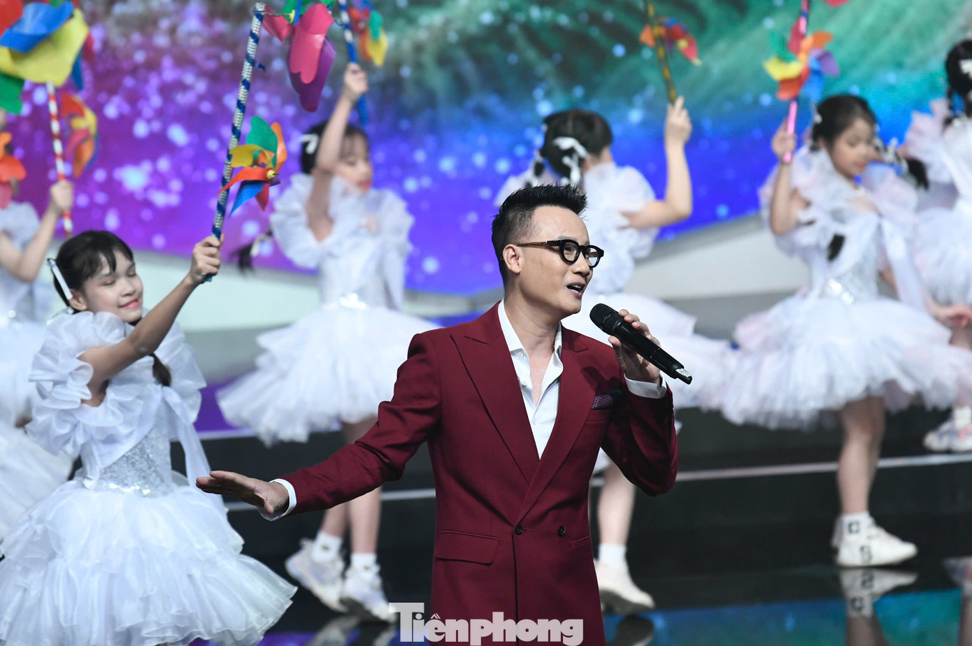 Ca sĩ Hoàng Bách và ca khúc Nụ cười Việt Nam là những tiết mục cuối cùng khép lại lễ trao giải thưởng Gương mặt trẻ Việt Nam tiêu biểu năm 2024.