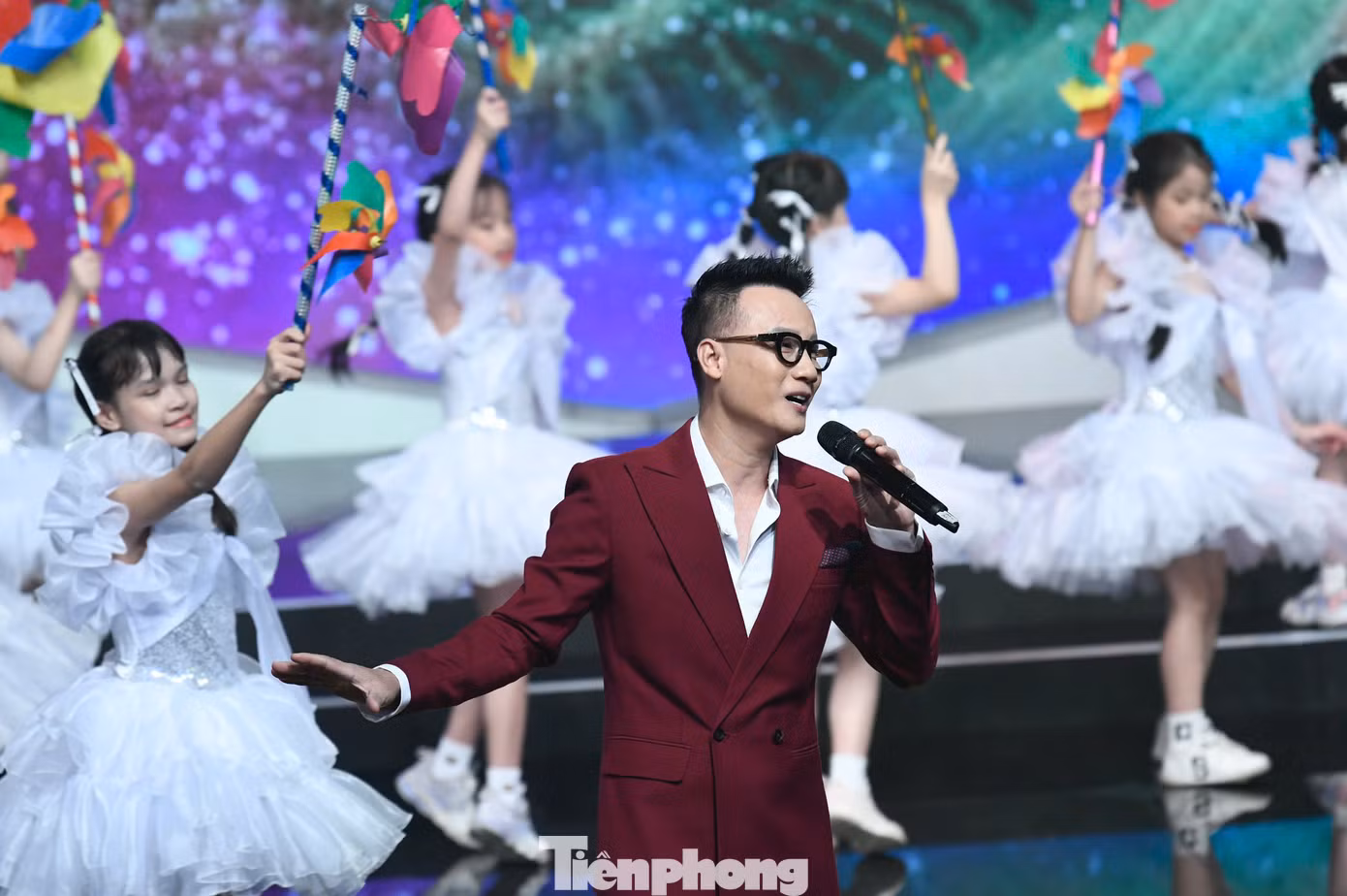 Ca sĩ Hoàng Bách và ca khúc Nụ cười Việt Nam là những tiết mục cuối cùng khép lại lễ trao giải thưởng Gương mặt trẻ Việt Nam tiêu biểu năm 2024.