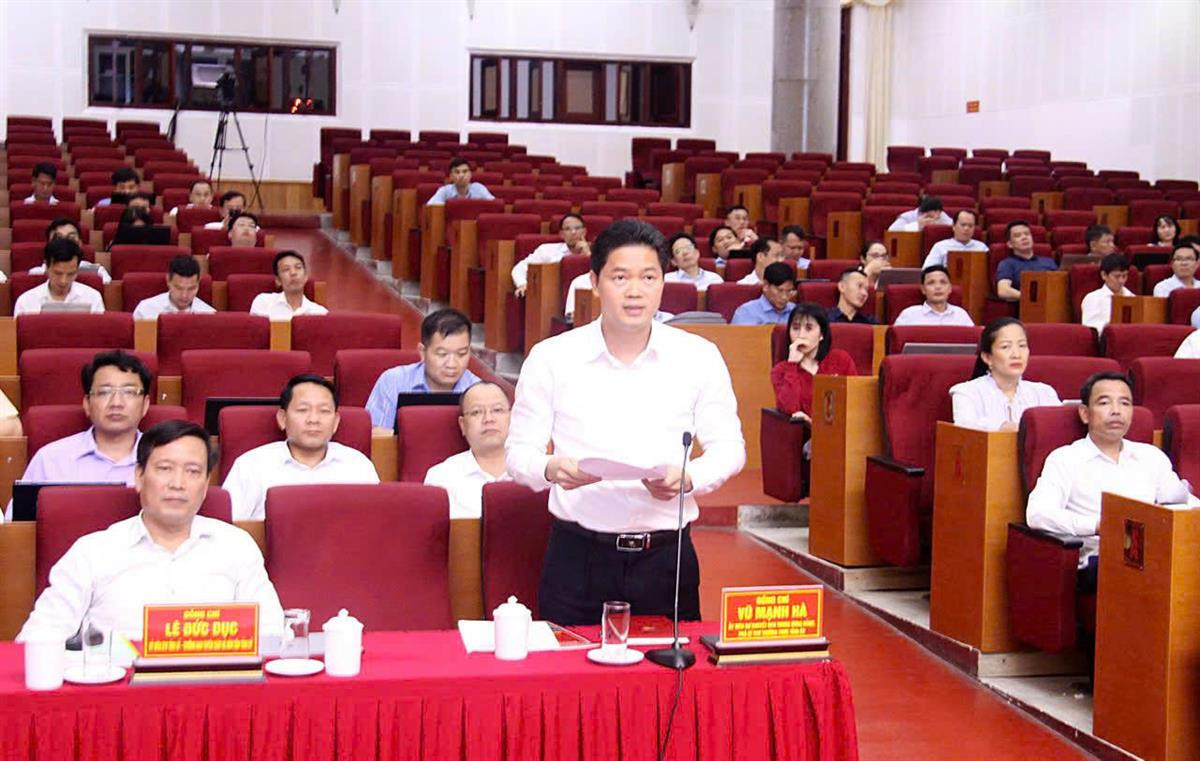 Đồng chí Vũ Mạnh Hà, Ủy viên dự khuyết Trung ương Đảng, Phó Bí thư Thường trực Tỉnh ủy Lai Châu phát biểu tham luận tại điểm cầu Tỉnh ủy Lai Châu.