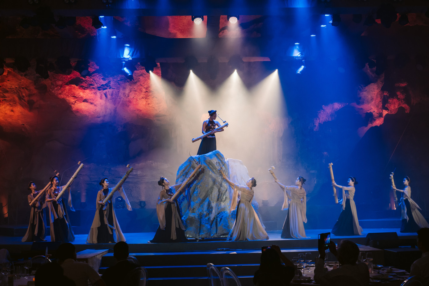 Đại diện đơn vị này cũng nhấn mạnh cam kết phát triển loại hình du lịch này theo hướng bền vững, không làm sai lệch, giảm giá trị của điểm đến này. "Chúng tôi cam kết tiếp tục hợp tác chặt chẽ với Sở VHTTDL Quảng Ninh, các cơ quan chức năng và chuyên gia để phát triển sản phẩm một cách bền vững, đảm bảo các yêu cầu về môi trường và văn hóa", ông Ngô Phước Linh nêu.