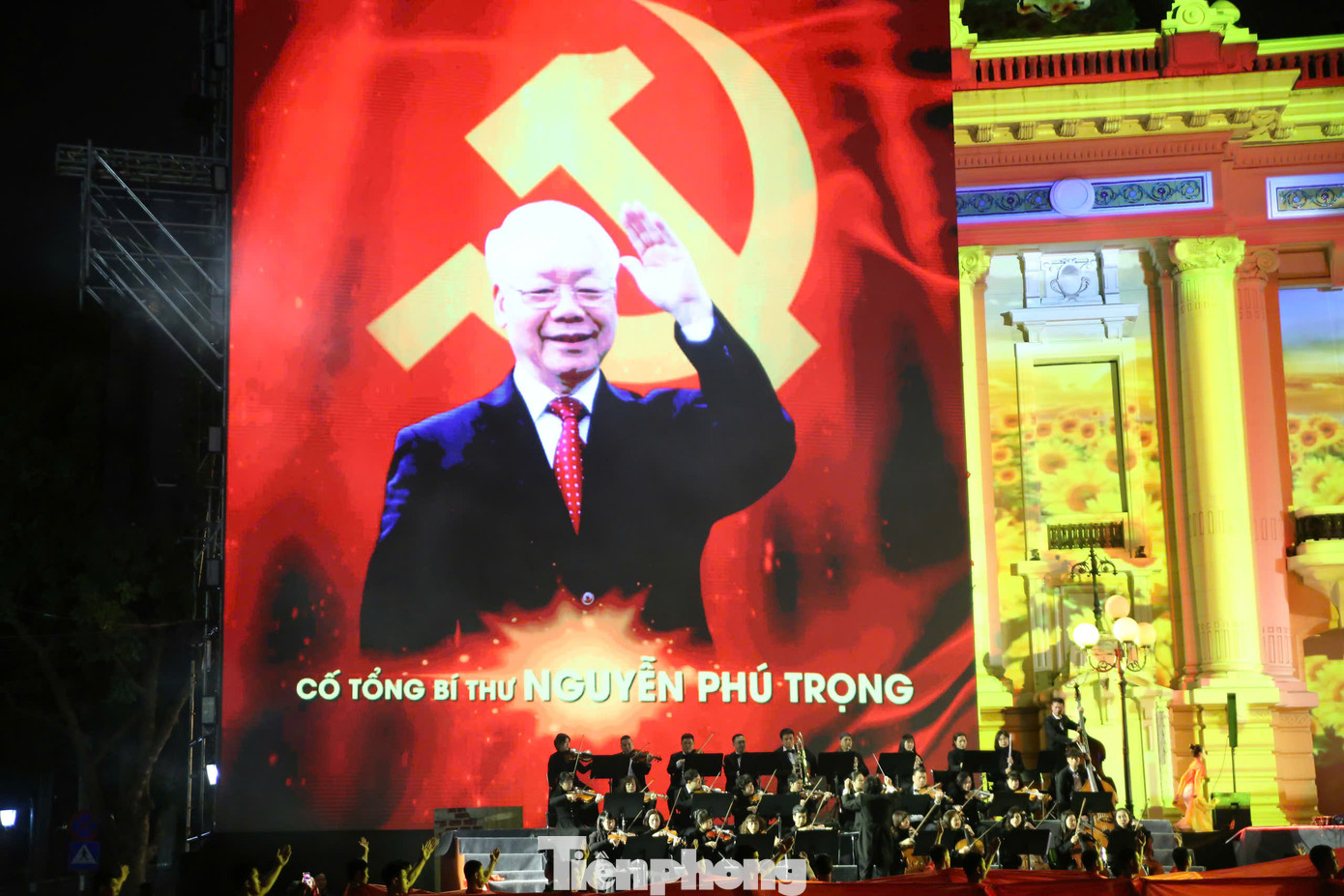 Câu nói của Cố Tổng Bí thư Nguyễn Phú Trọng: "Với tất cả sự khiêm tốn, chúng ta vẫn có thể nói rằng, đất nước ta chưa bao giờ có được cơ đồ, tiềm lực, vị thế và uy tín quốc tế như ngày nay" và phóng sự Thành quả của đất nước sau 40 năm đổi mới mở ra chương mới Kỷ nguyên ánh sáng.