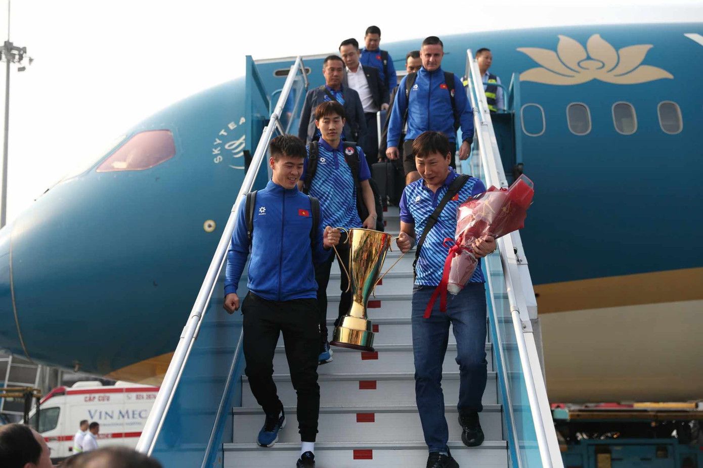 Đội tuyển Việt Nam được chào đón trong vòng tay của người hâm mộ.