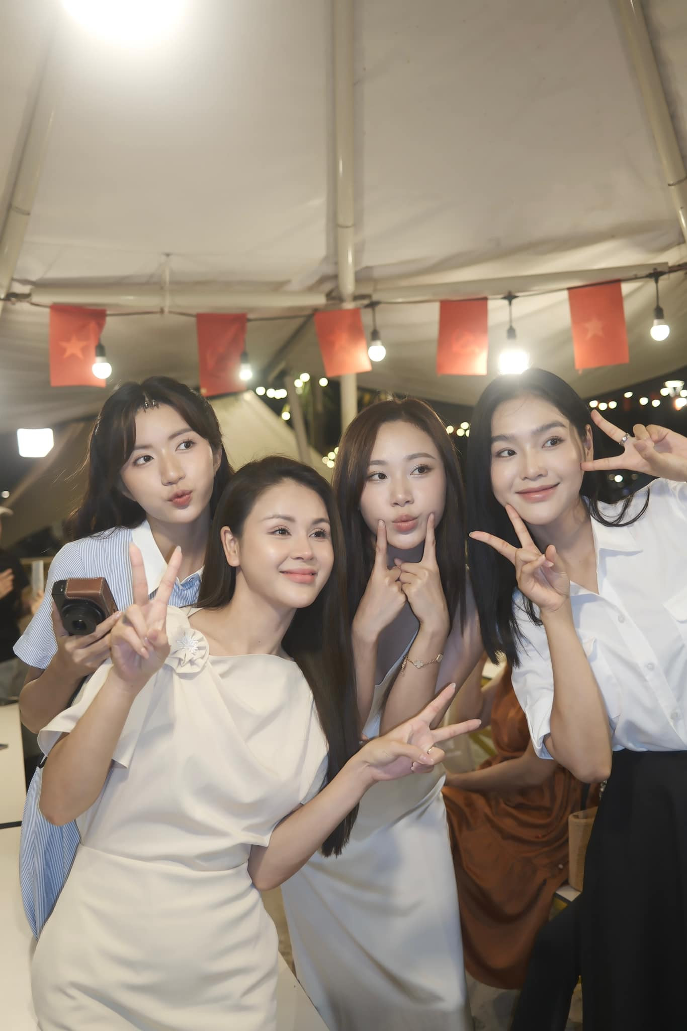 Dàn diễn viên nữ trong Dịu dàng màu nắng xinh đẹp trong ngày ghi hình cuối cùng. Dàn diễn viên nữ trong Dịu dàng màu nắng xinh đẹp trong ngày ghi hình cuối cùng.