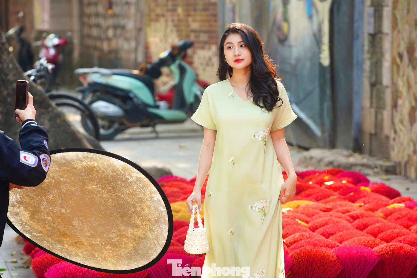 Dự án đang trong những ngày cuối thi công để ra mắt du khách vào dịp Tết Nguyên đán. Nhiều du khách nhanh chóng check-in với cổng vòm mới, rực rỡ ở phố bích họa Phùng Hưng.