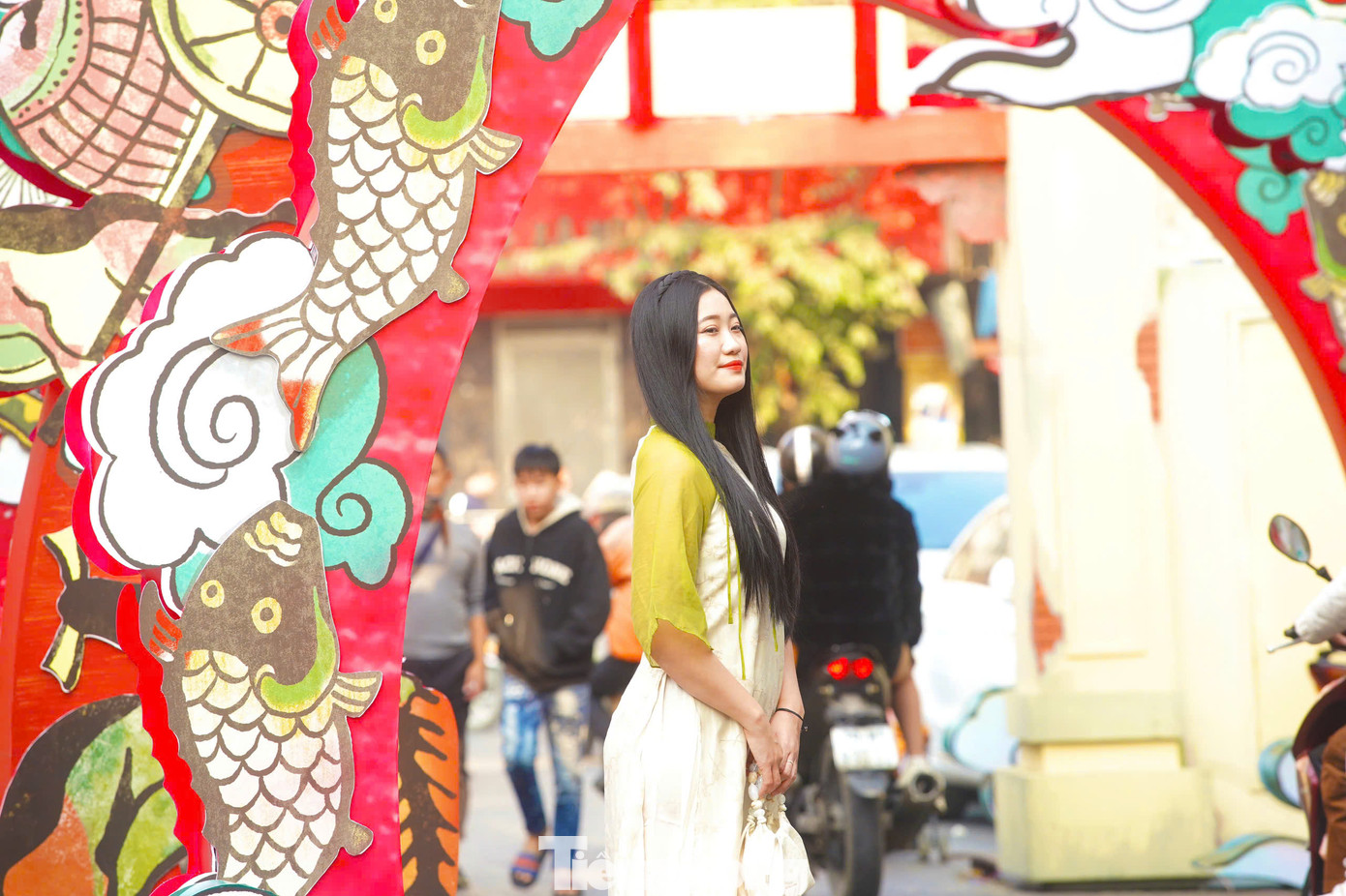 “Rắn trong tác phẩm này là sự kết hợp giữa hình tượng rắn Ouroboros và rắn trong năm Ất Tỵ. Tính bất tận của thời gian, sự lặp lại, sự hồi tưởng của con người chính là những yếu tố được khai thác nhằm phát triển ý tưởng rắn một cách ẩn dụ thay vì thể hiện rắn với hình hài cụ thể vốn bị mọi người e dè không phù hợp cho ngày Tết”, KTS. Vương Đạo Hoàng nêu.