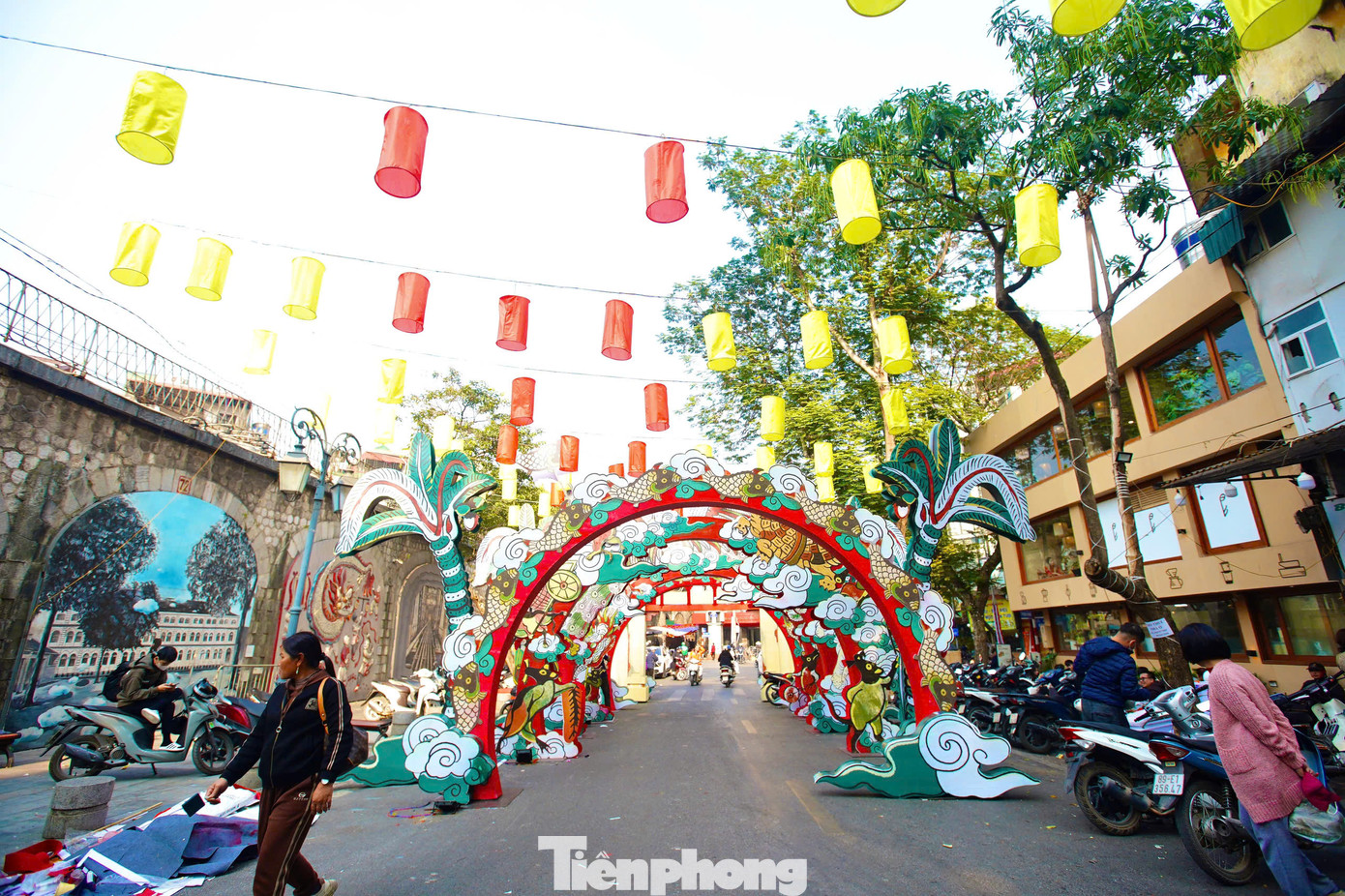 Phố bích họa Phùng Hưng (Hoàn Kiếm, Hà Nội) được trang hoàng theo chủ đề Tết Việt nhằm thu hút du khách trong nước và quốc tế. Dự án hứa hẹn là điểm đến vừa truyền thống vừa đương đại cho người dân Thủ đô dịp Tết Ất Tỵ 2025.