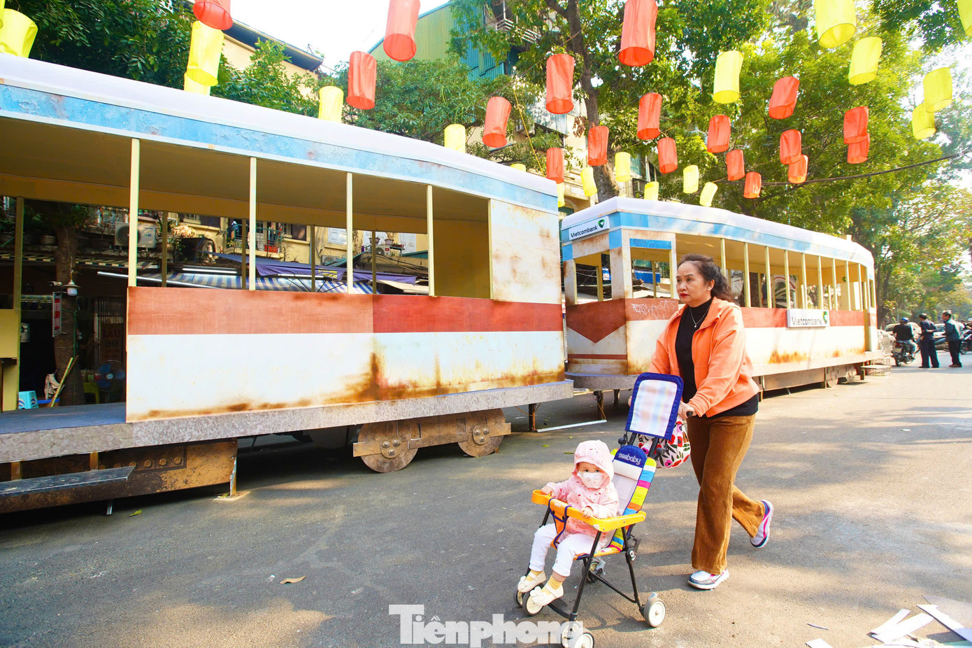 "Du khách có thể trèo lên tàu, để trải nghiệm cảm giác thời các chuyến tàu vẫn còn hoạt động. Toa tàu gợi nhớ những kỷ niệm về tàu điện leng keng Hà Nội, những lần nhảy tàu đi chơi thời niên thiếu... Thời đó chúng tôi gọi hành động đó là bổ tàu", KTS. Vương Đạo Hoàng chia sẻ.