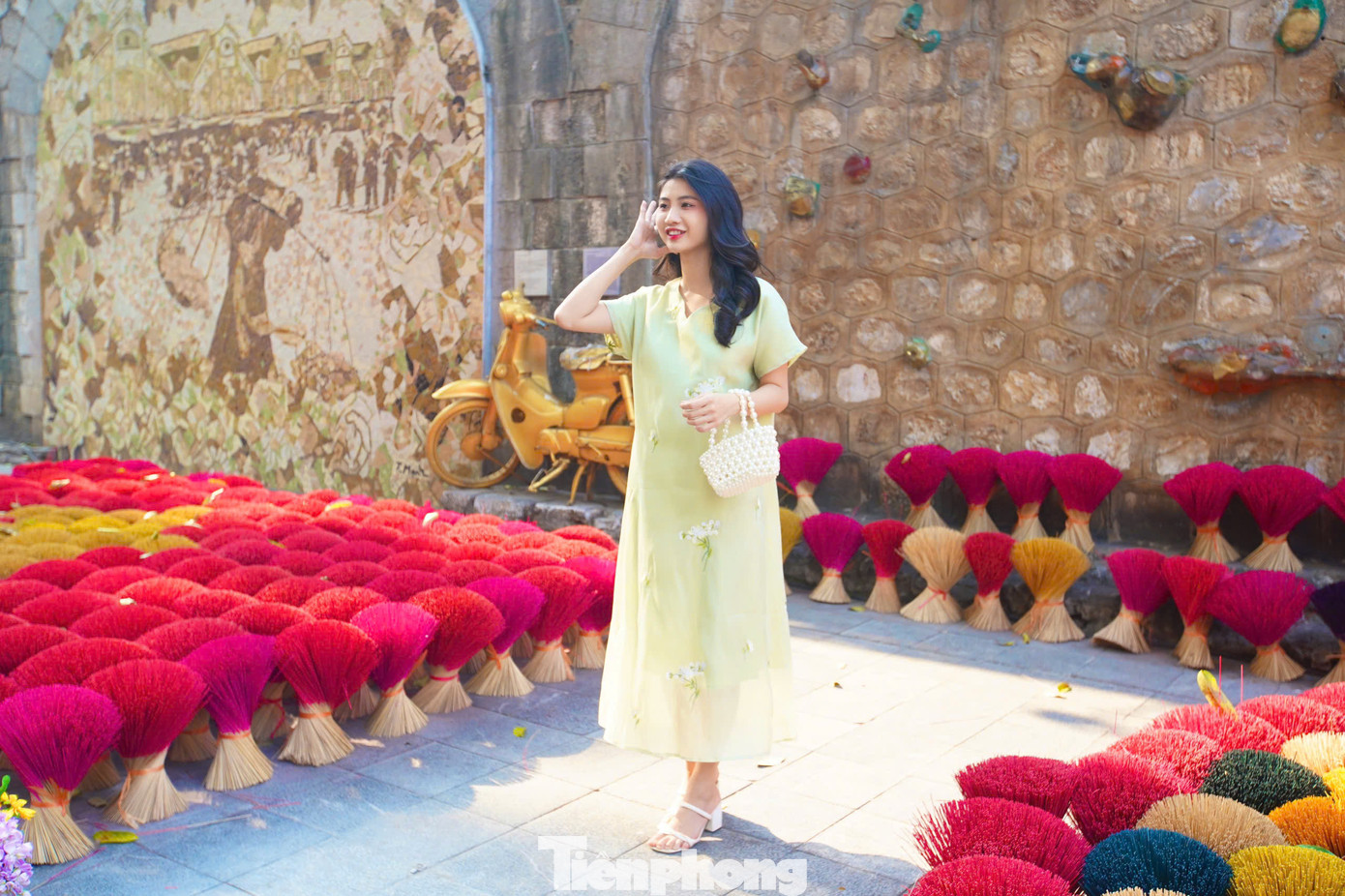 Dự án đang trong những ngày cuối thi công để ra mắt du khách vào dịp Tết Nguyên đán. Nhiều du khách nhanh chóng check-in với cổng vòm mới, rực rỡ ở phố bích họa Phùng Hưng.