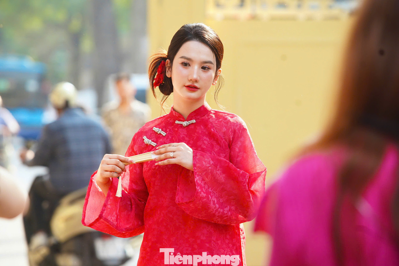 Hình ảnh đoàn tàu được tái hiện không chỉ là biểu tượng của ký ức đô thị mà còn như một ẩn dụ về một đoàn tàu thời gian, mang chúng ta trở về với quá khứ, nơi lưu giữ những di sản và giá trị truyền thống tốt đẹp của dân tộc.