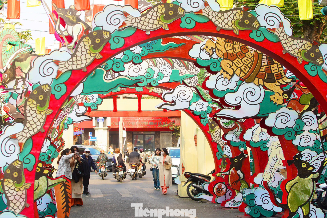 Điểm nhấn của dự án là hệ thống cổng tam quan với họa tiết tranh dân gian, toa tàu điện cũ Hà Nội và không gian chợ hoa truyền thống. Hệ thống cổng tam quan được trang trí với nhân vật, họa tiết, màu sắc được khai thác từ tranh dân gian Đồng Hồ.