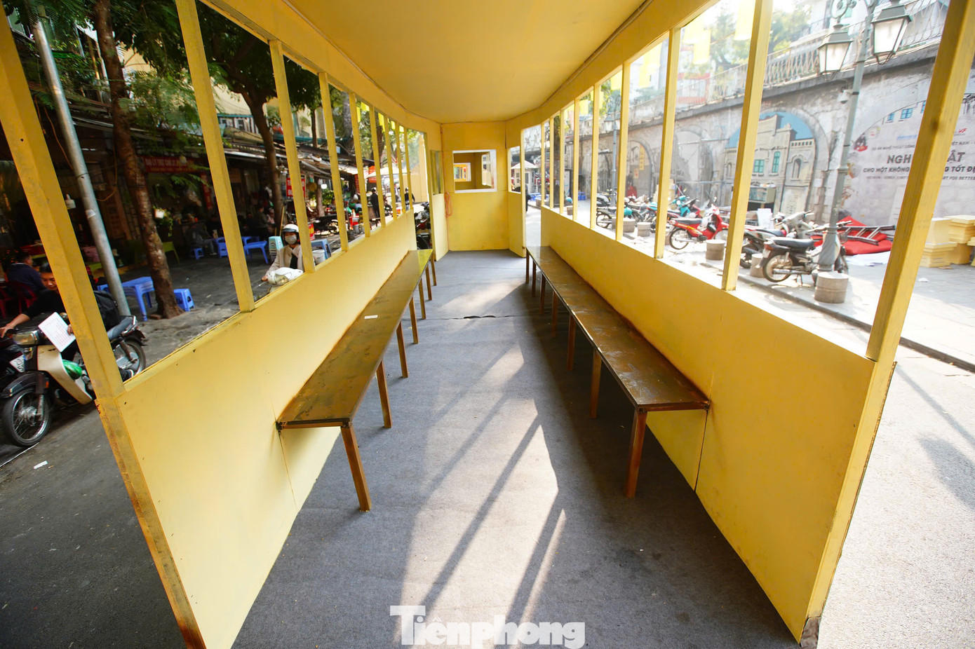 "Du khách có thể trèo lên tàu, để trải nghiệm cảm giác thời các chuyến tàu vẫn còn hoạt động. Toa tàu gợi nhớ những kỷ niệm về tàu điện leng keng Hà Nội, những lần nhảy tàu đi chơi thời niên thiếu... Thời đó chúng tôi gọi hành động đó là bổ tàu", KTS. Vương Đạo Hoàng chia sẻ.